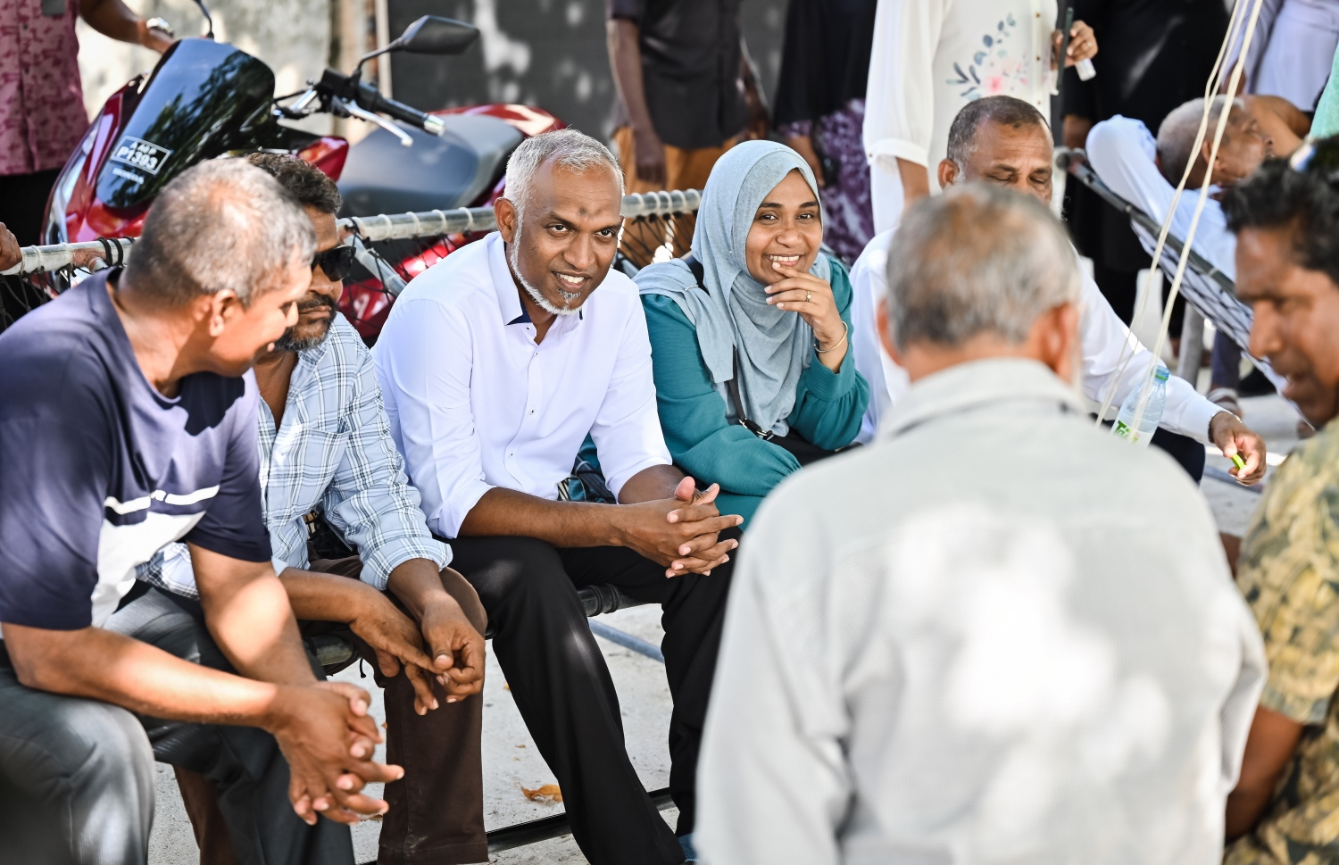 ޕީޕީއެމް/ޕީއެންސީގެ ރިޔާސީ ކެންޑިޑޭޓް ޑރ. މުހައްމަދު މުއިއްޒު ކެމްޕެއިނަށް ދ. މީދު އަށް ވަޑައިގެން އެ ރަށުގެ މަސްވެރިންނާ ބައްދަލުކުރައްވާއިރު އަރިހުގައި އަނބިކަނބަލުން ސާޖިދާ.-- ފޮޓޯ: ނިޝާން އަލީ | މިހާރު