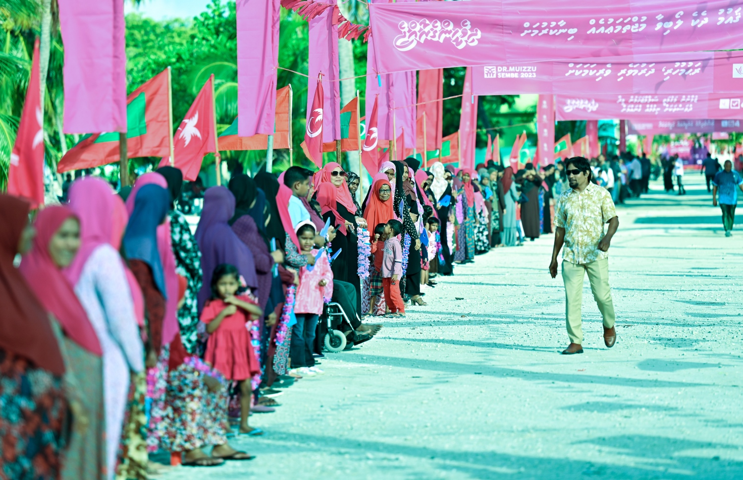 ޕީޕީއެމް/ޕީއެންސީގެ ރިޔާސީ ކެންޑިޑޭޓް ޑރ. މުހައްމަދު މުއިއްޒު ކެމްޕެއިނަށް ފ. ނިލަންދު އަށް ވަޑައިގަތުމުން އޭނާ އަށް މަރުހަބާ ކިޔަން ނުކުތް މީހުން.-- ފޮޓޯ: ނިޝާން އަލީ | މިހާރު