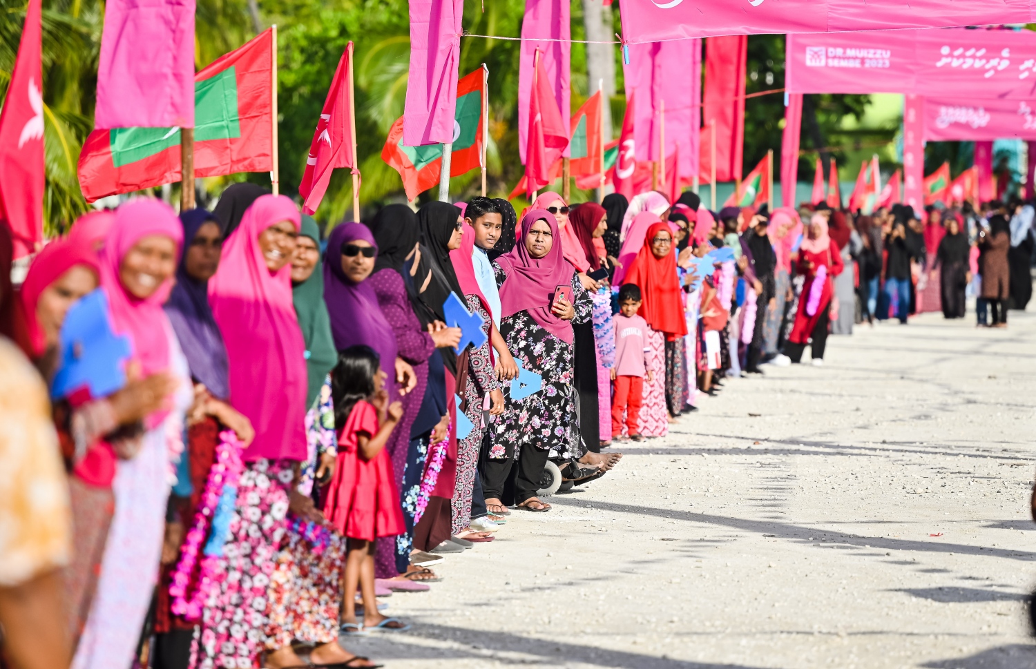 ޕީޕީއެމް/ޕީއެންސީގެ ރިޔާސީ ކެންޑިޑޭޓް ޑރ. މުހައްމަދު މުއިއްޒު ކެމްޕެއިނަށް ފ. ނިލަންދު އަށް ވަޑައިގަތުމުން އޭނާ އަށް މަރުހަބާ ކިޔަން އެ ރަށުން ނުކުތް ބައެއް މީހުން ދިގު ސަފެއްގައި އެތުރިލައިގެން.-- ފޮޓޯ: ނިޝާން އަލީ | މިހާރު