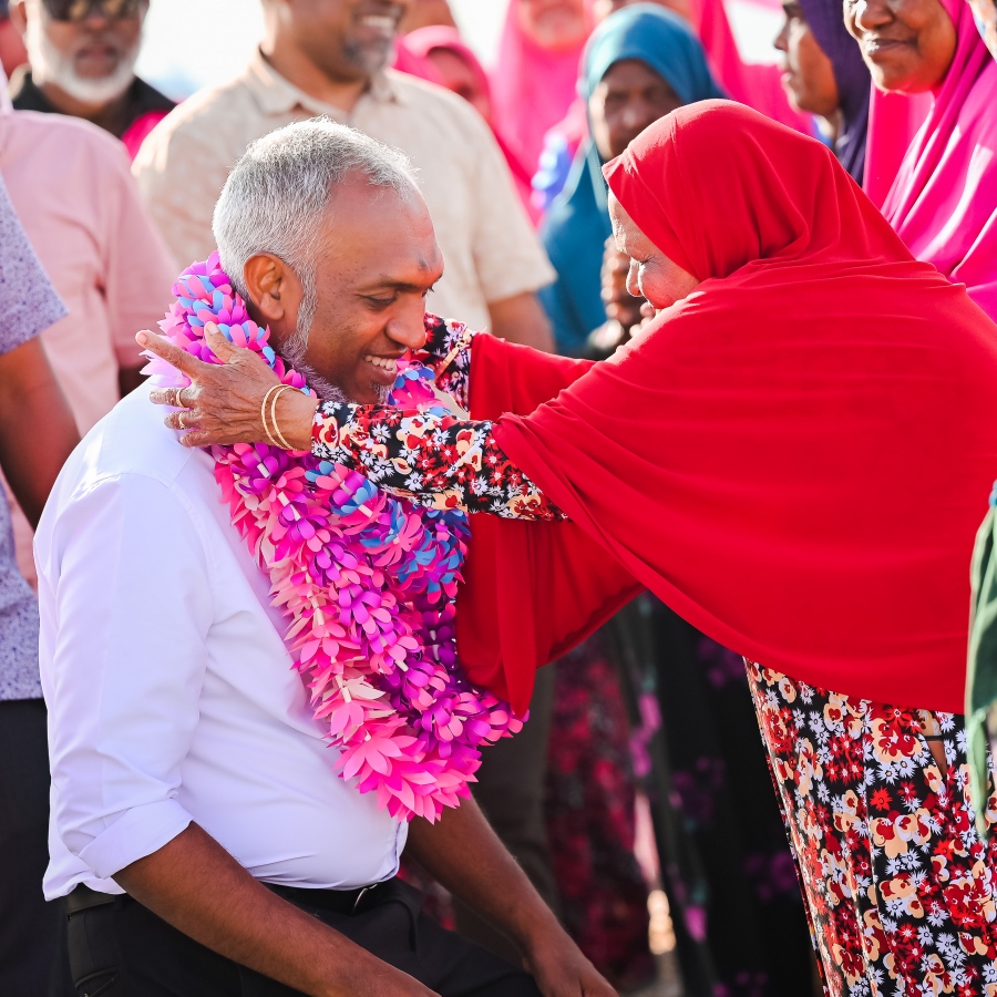ޕީޕީއެމް/ޕީއެންސީގެ ރިޔާސީ ކެންޑިޑޭޓް ޑރ. މުހައްމަދު މުއިއްޒު ކެމްޕެއިނަށް ފ. ނިލަންދު އަށް ވަޑައިގަތުމުން އޭނާ އަށް މަރުހަބާ ކިޔައި މީހަކު މުއިއްޒުގެ ކަރުގައި މާފަތި އަޅުވަނީ.-- ފޮޓޯ: ނިޝާން އަލީ | މިހާރު