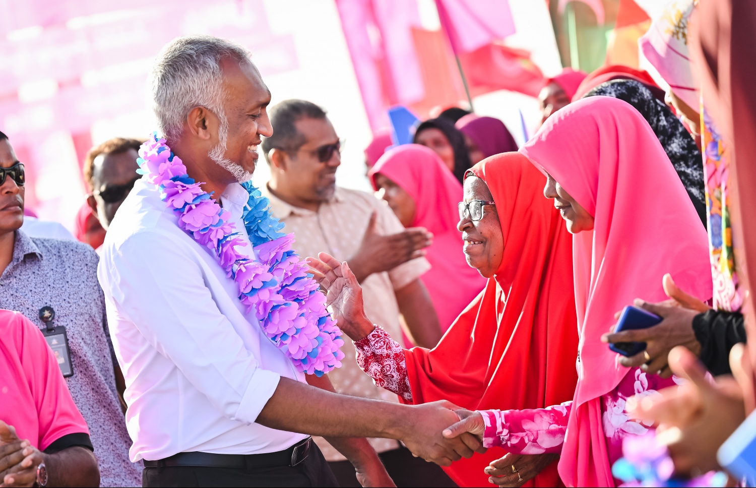 ޕީޕީއެމް/ޕީއެންސީގެ ރިޔާސީ ކެންޑިޑޭޓް ޑރ. މުހައްމަދު މުއިއްޒު ކެމްޕެއިނަށް ފ. ނިލަންދު އަށް ވަޑައިގަތުމުން އޭނާ އަށް މަރުހަބާ ކިޔަން ނުކުތް މީހުންނާ ސަލާން ކުރައްވަނީ.-- ފޮޓޯ: ނިޝާން އަލީ | މިހާރު