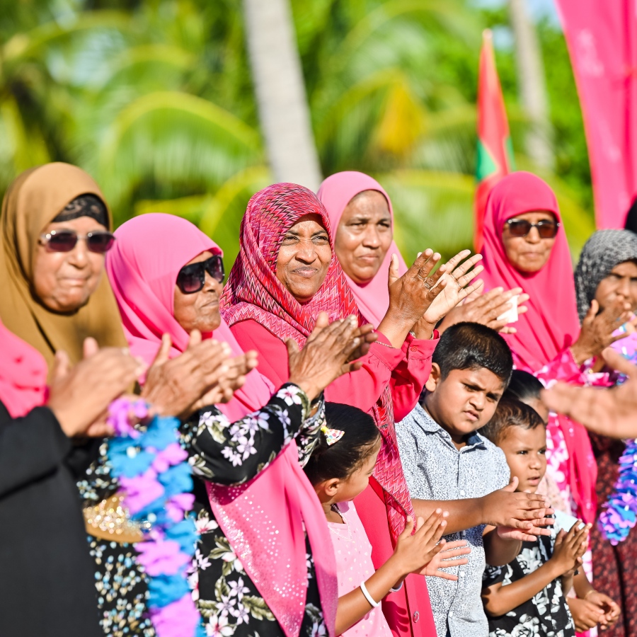ޕީޕީއެމް/ޕީއެންސީގެ ރިޔާސީ ކެންޑިޑޭޓް ޑރ. މުހައްމަދު މުއިއްޒު ކެމްޕެއިނަށް ފ. ނިލަންދު އަށް ވަޑައިގަތުމުން އޭނާ އަށް މަރުހަބާ ކިޔަން އެ ރަށުން ނުކުތް ބައެއް މީހުން މަރުހަބާގެ އަތްތިލަބަޑި ޖަހަނީ.-- ފޮޓޯ: ނިޝާން އަލީ | މިހާރު