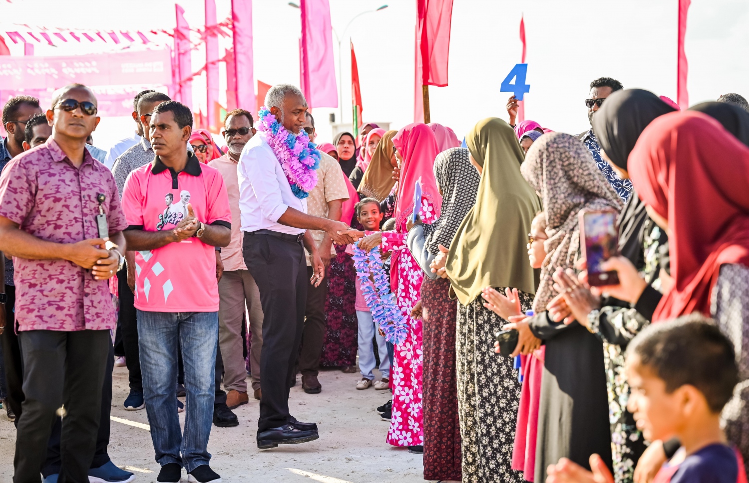 ޕީޕީއެމް/ޕީއެންސީގެ ރިޔާސީ ކެންޑިޑޭޓް ޑރ. މުހައްމަދު މުއިއްޒު ކެމްޕެއިނަށް ފ. ނިލަންދު އަށް ވަޑައިގަތުމުން އޭނާ އަށް މަރުހަބާ ކިޔަން މީހުންނާ ސަލާން ކުރައްވަނީ.-- ފޮޓޯ: ނިޝާން އަލީ | މިހާރު