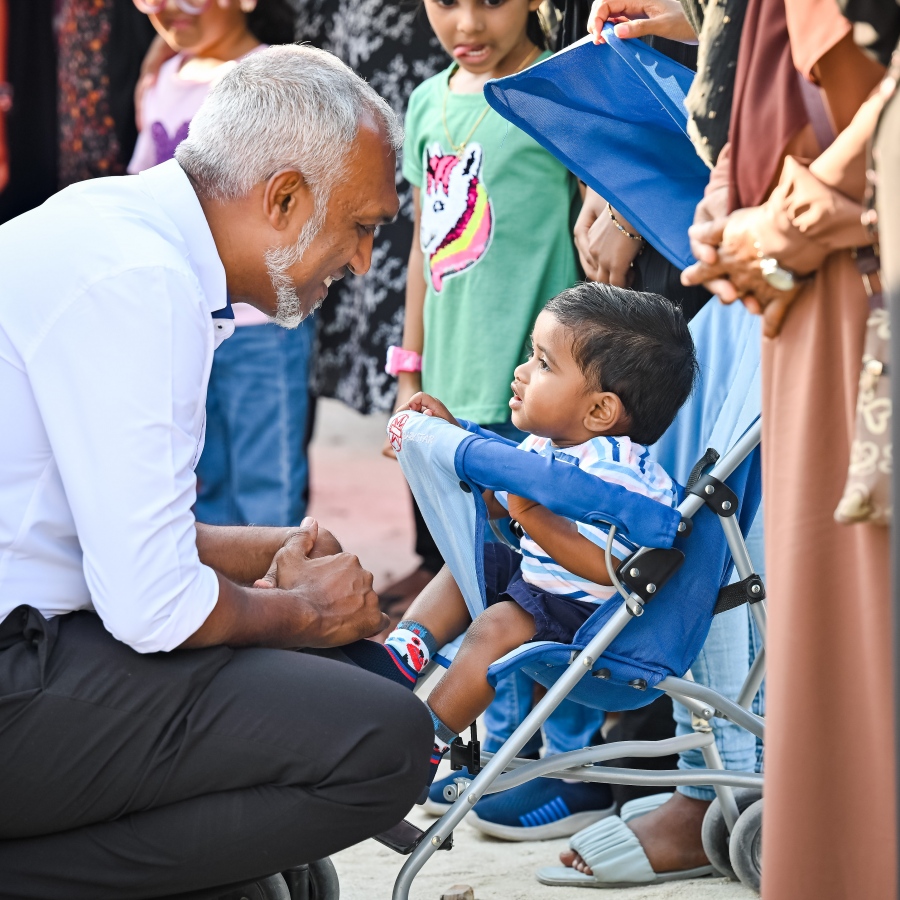 ޕީޕީއެމް/ޕީއެންސީގެ ރިޔާސީ ކެންޑިޑޭޓް ޑރ. މުހައްމަދު މުއިއްޒު ކެމްޕެއިނަށް ފ. ނިލަންދު އަށް ވަޑައިގަތުމުން އޭނާ އަށް މަރުހަބާ ކިޔަން މީހުންނާ އެކު ގެންދިޔަ ކުޑަކުއްޖަކާ ވާހަކަ ދައްކަވާލައްވަނީ.-- ފޮޓޯ: ނިޝާން އަލީ | މިހާރު