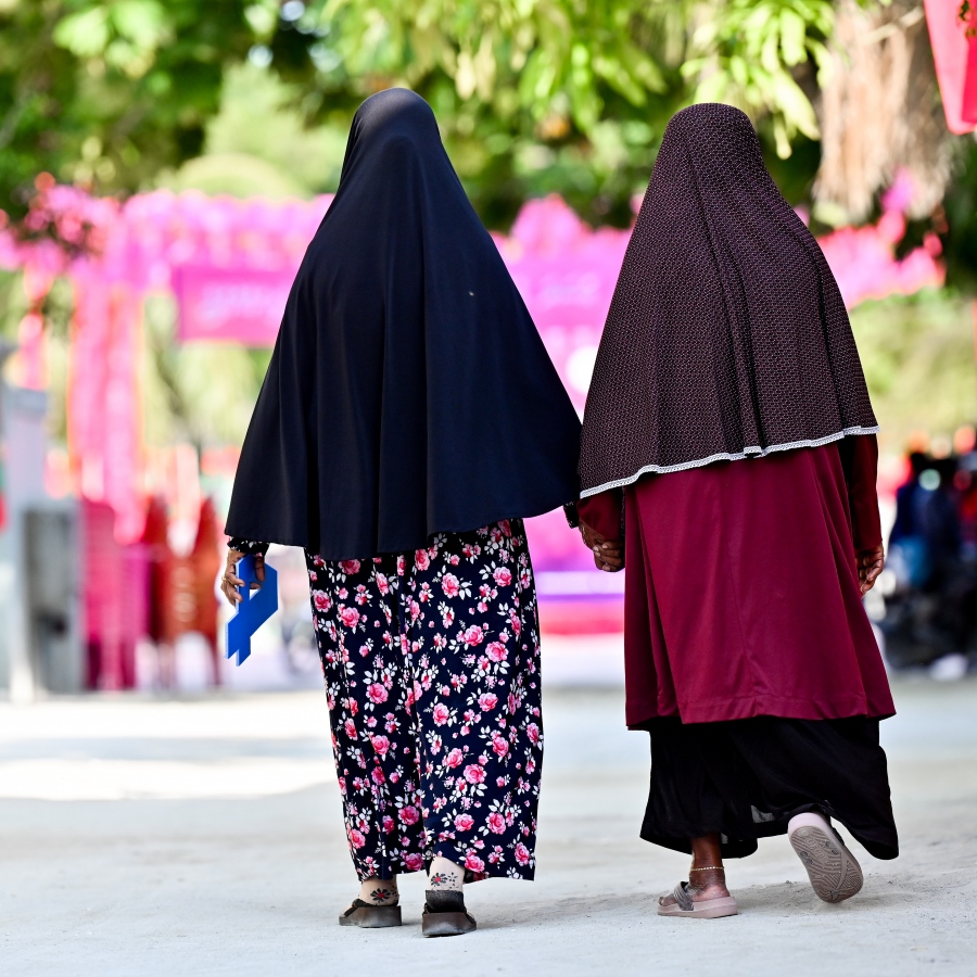 ޕީޕީއެމް/ޕީއެންސީގެ ރިޔާސީ ކެންޑިޑޭޓް ޑރ. މުހައްމަދު މުއިއްޒު ކެމްޕެއިނަށް ފ. ނިލަންދު އަށް ވަޑައިގަންނަވާތީ މަރުހަބާ ކިޔަން ދިޔަ އެ ރަށުގެ އުމުރުން ދުވަސްވީ ދެ މީހަކު ބަނދަރު ސަރަހައްދުން ހިނގާފައި ދަނީ.-- ފޮޓޯ: ނިޝާން އަލީ | މިހާރު