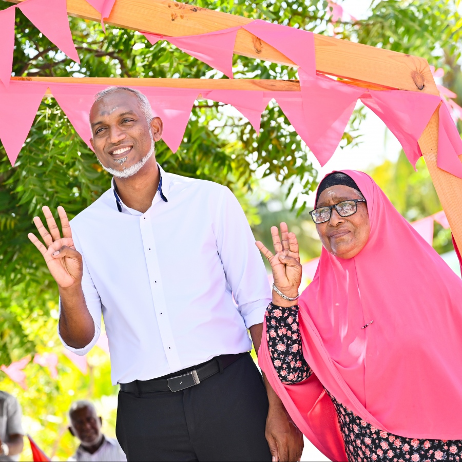 ޕީޕީއެމް/ޕީއެންސީގެ ރިޔާސީ ކެންޑިޑޭޓް ޑރ. މުހައްމަދު މުއިއްޒު ކެމްޕެއިނަށް ދ. މާއެނބޫދު އަށް ވަޑައިގެން އެ ރަށުގެ މީހަކާ އެކު، ކެންޑިޑޭޓް ނަމްބަރު 4 އިނގިލިން ދައްކާލަން ފޮޓޯއެއް ނަންގަވަނީ.-- ފޮޓޯ: ނިޝާން އަލީ | މިހާރު