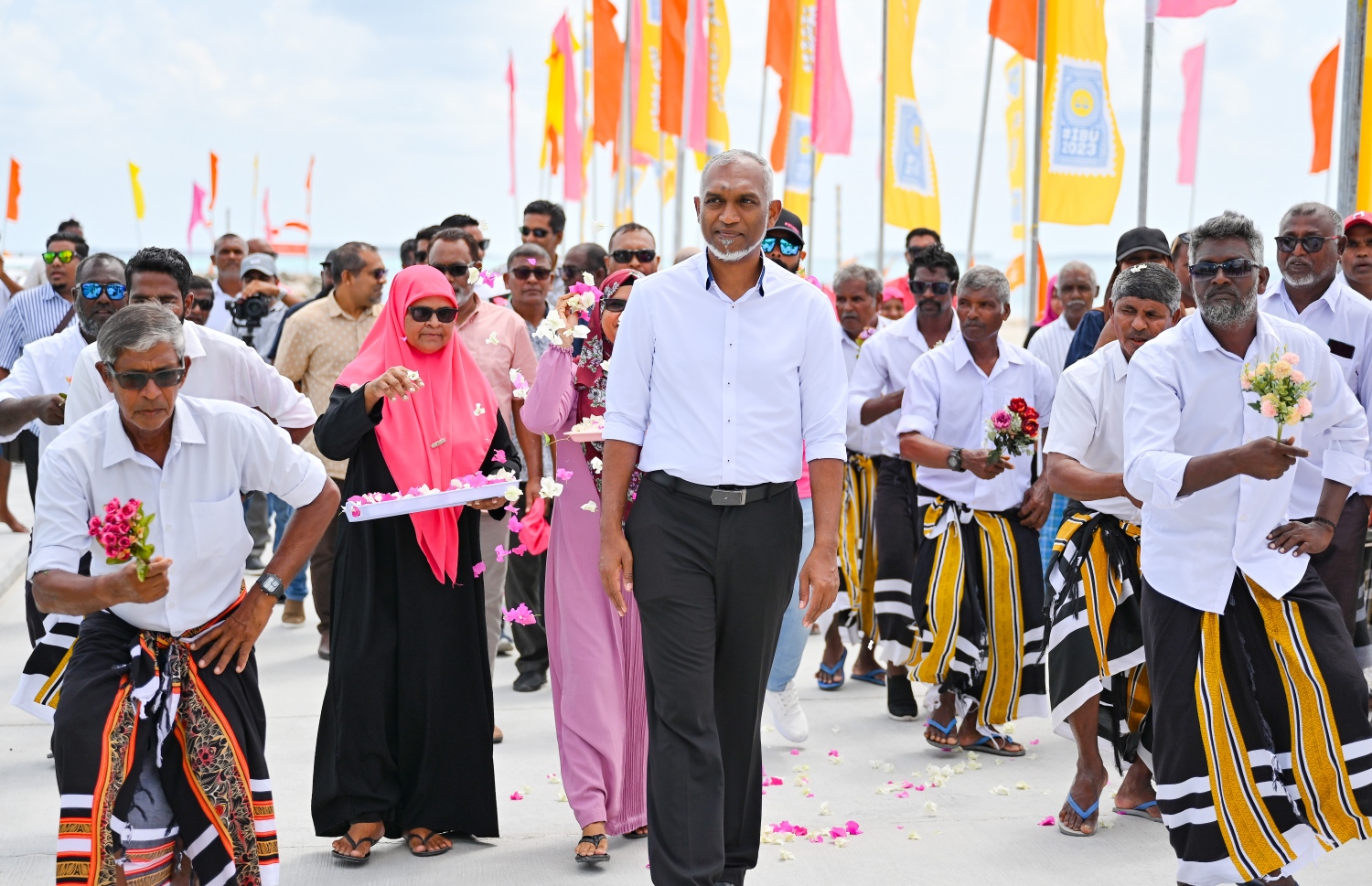 ޕީޕީއެމް/ޕީއެންސީގެ ރިޔާސީ ކެންޑިޑޭޓް ޑރ. މުހައްމަދު މުއިއްޒު ކެމްޕެއިނަށް ދ. ހުޅުދެއްޔަށް ވަޑައިގަތުމުން އެ ރަށުގެ މީހުން އޭނާ އަށް މަރުހަބާ ކިޔަނީ.-- ފޮޓޯ: ނިޝާން އަލީ | މިހާރު