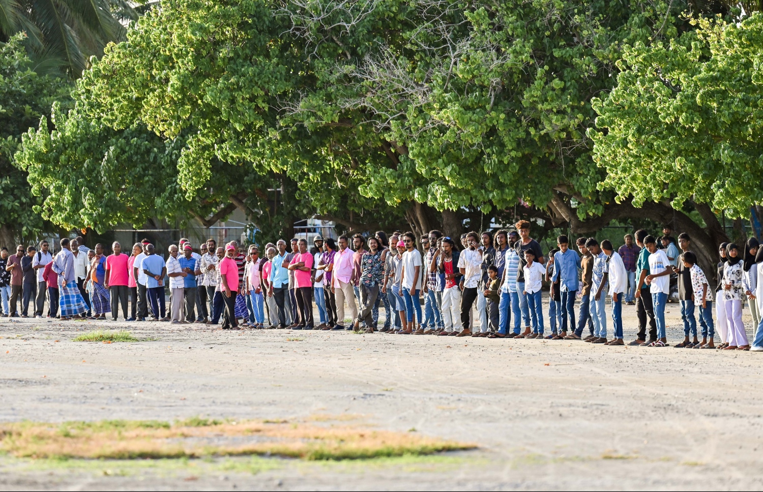 ޕީޕީއެމް/ޕީއެންސީގެ ރިޔާސީ ކެންޑިޑޭޓް ޑރ. މުހައްމަދު މުއިއްޒަށް މަރުހަބާ ކިޔުމަށް މ. މުލަކުގައި ތިބި އޭނާގެ ސަޕޯޓަރުން ބަނދަރު ސަރަހައްދުގައި ސަފަކަށް އެތުރިލައިގެން.-- ފޮޓޯ: ނިޝާން އަލީ | މިހާރު