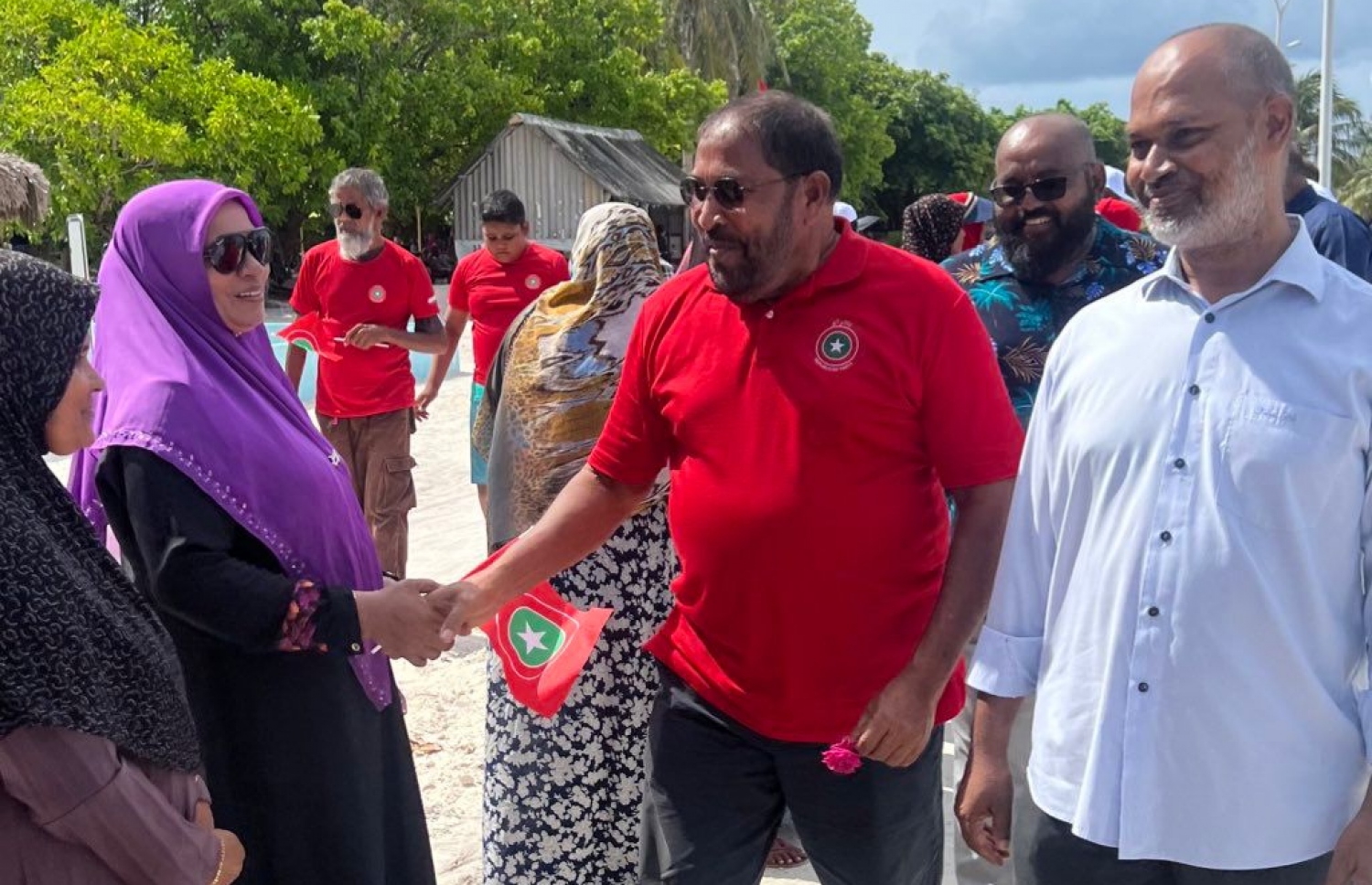 ޖޭޕީގެ ރިޔާސީ ކެންޑިޑޭޓުް ގާސިމް އިބްރާހިމް ހދ. ނޮޅިވަރަމަށް ވަޑައިގަތުމުން އެ ރަށުގެ ބައެއް ސަޕޯޓަރުން އޭނާ އަށް މަރުހަބާ ކިޔަނީ.