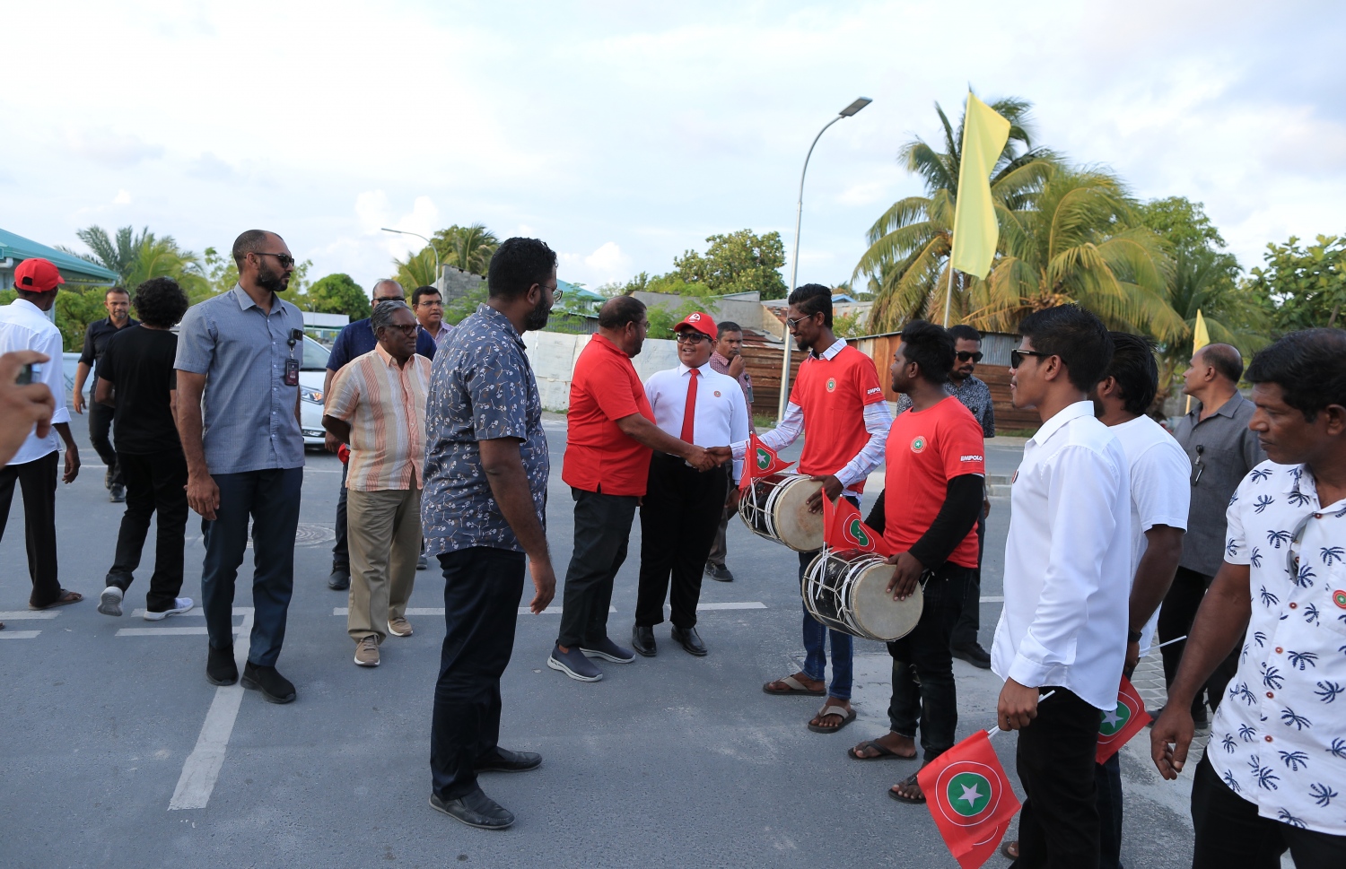 ޖުމްހޫރީ ޕާޓީގެ ރިޔާސީ ކެންޑިޑޭޓް ގާސިމް އިބްރާހިމް ކެމްޕެއިނަށް ހދ. އާއި ށ. އަތޮޅުގެ ބައެއް ރަށްރަށަށް އިއްޔެ ފެއްޓެވި ދަތުރުގައި ހަނިމާދު އަށް ވަޑައިގަތުމުން މަރުހަބާ ކިޔަން ދިޔަ ބައެއް މީހުންނާ ވާހަކަ ދައްކަވަނީ.