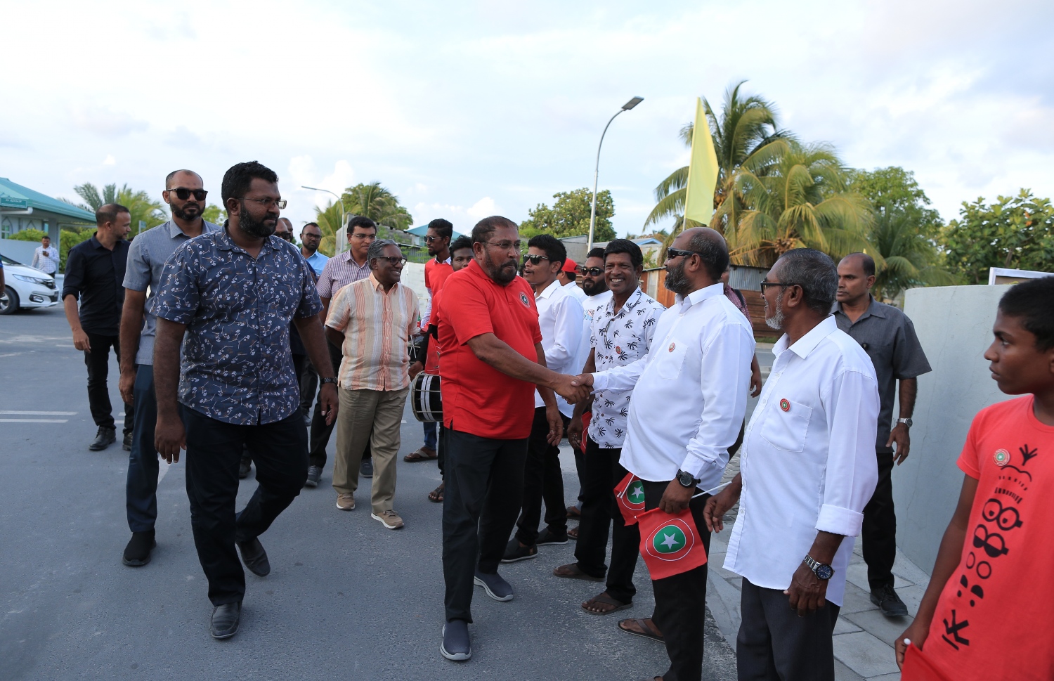 ޖުމްހޫރީ ޕާޓީގެ ރިޔާސީ ކެންޑިޑޭޓް ގާސިމް އިބްރާހިމް ކެމްޕެއިނަށް ހދ. އާއި ށ. އަތޮޅުގެ ބައެއް ރަށްރަށަށް އިއްޔެ ފެއްޓެވި ދަތުރުގައި ރަށަކަށް ވަޑައިގެން މީހުންނާ ސަލާން ކުރައްވަނީ