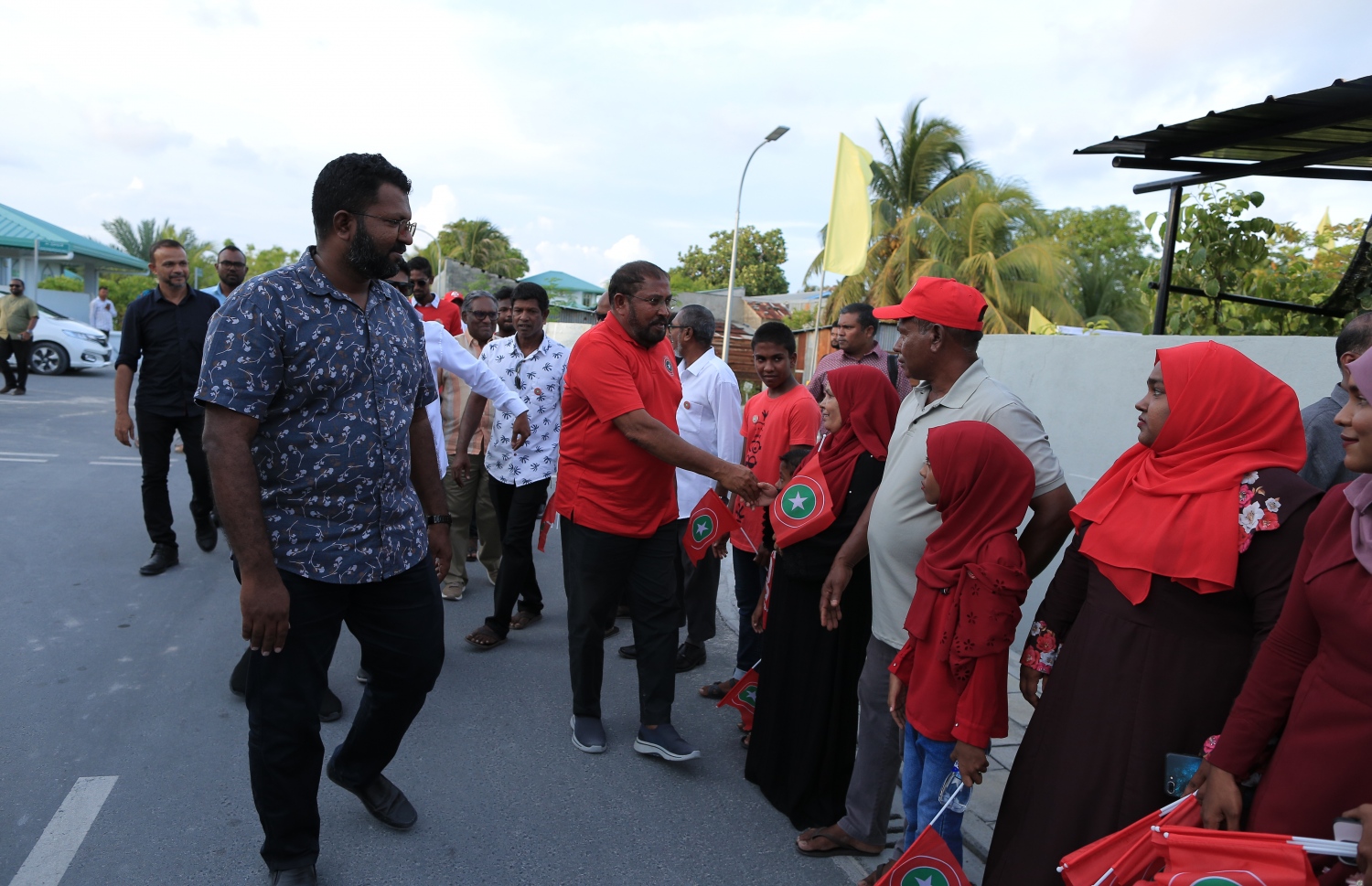 ޖުމްހޫރީ ޕާޓީގެ ރިޔާސީ ކެންޑިޑޭޓް ގާސިމް އިބްރާހިމް ކެމްޕެއިނަށް ހދ. އާއި ށ. އަތޮޅުގެ ބައެއް ރަށްރަށަށް އިއްޔެ ފެއްޓެވި ދަތުރުގައި ރަށަކަށް ވަޑައިގެން މީހުންނާ ސަލާން ކުރައްވަނީ