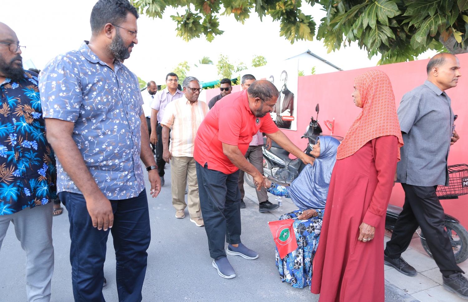 ޖުމްހޫރީ ޕާޓީގެ ރިޔާސީ ކެންޑިޑޭޓް ގާސިމް އިބްރާހިމް ކެމްޕެއިނަށް ހދ. އާއި ށ. އަތޮޅުގެ ބައެއް ރަށްރަށަށް އިއްޔެ ފެއްޓެވި ދަތުރުގައި ރަށަކަށް ވަޑައިގެން މީހުންނާ ސަލާން ކުރައްވަނީ