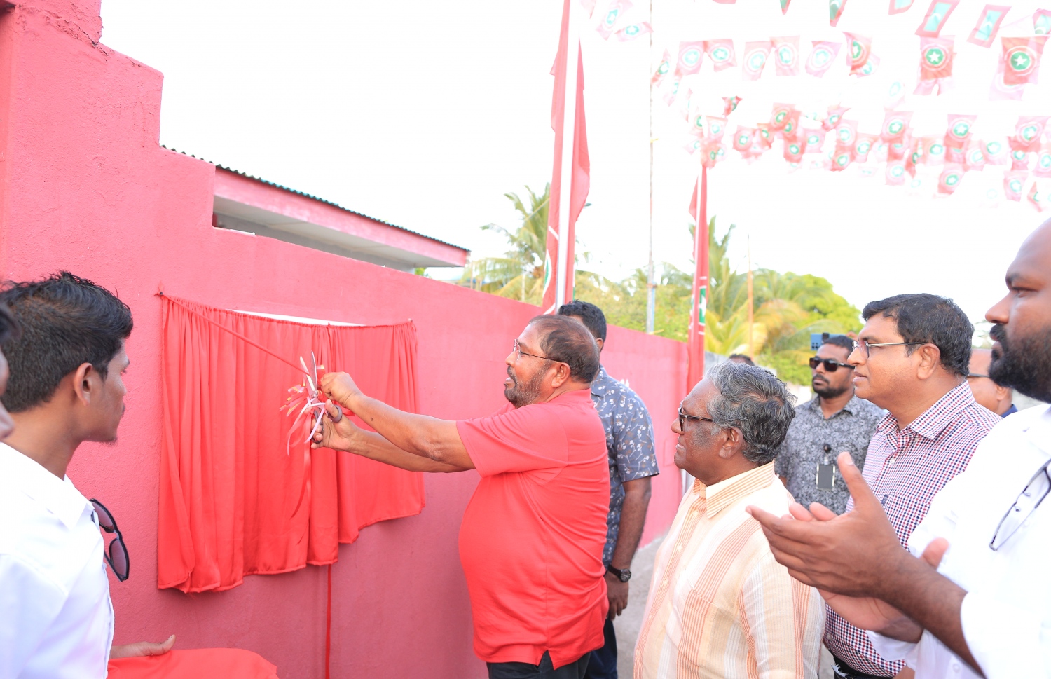 ޖުމްހޫރީ ޕާޓީގެ ހަނިމާދޫގެ އޮފީސް އެ ޕާޓީގެ ރިޔާސީ ކެންޑިޑޭޓް އަދި ލީޑަރު ގާސިމް ހުޅުއްވައި ދެއްވަނީ.