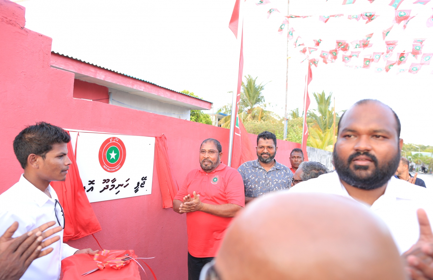 ޖުމްހޫރީ ޕާޓީގެ ހަނިމާދޫގެ އޮފީސް އެ ޕާޓީގެ ރިޔާސީ ކެންޑިޑޭޓް އަދި ލީޑަރު ގާސިމް ހުޅުއްވައި ދެއްވަނީ.