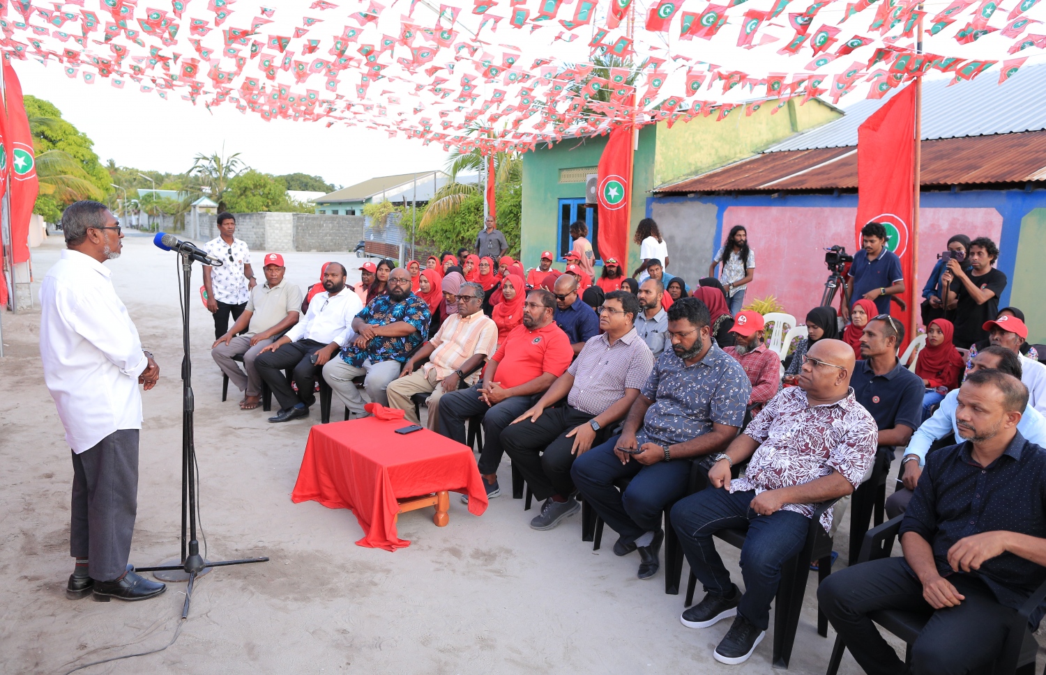 ޖުމްހޫރީ ޕާޓީގެ ރިޔާސީ ކެންޑިޑޭޓް ގާސިމް އިބްރާހިމް ކެމްޕެއިނަށް ހދ. އާއި ށ. އަތޮޅުގެ ބައެއް ރަށްރަށަށް އިއްޔެ ފެއްޓެވި ދަތުރުގައި ބޭއްވި ޖަލްސާއެއްގައި މީހަކު ވާހަކަ ދައްކަނީ.