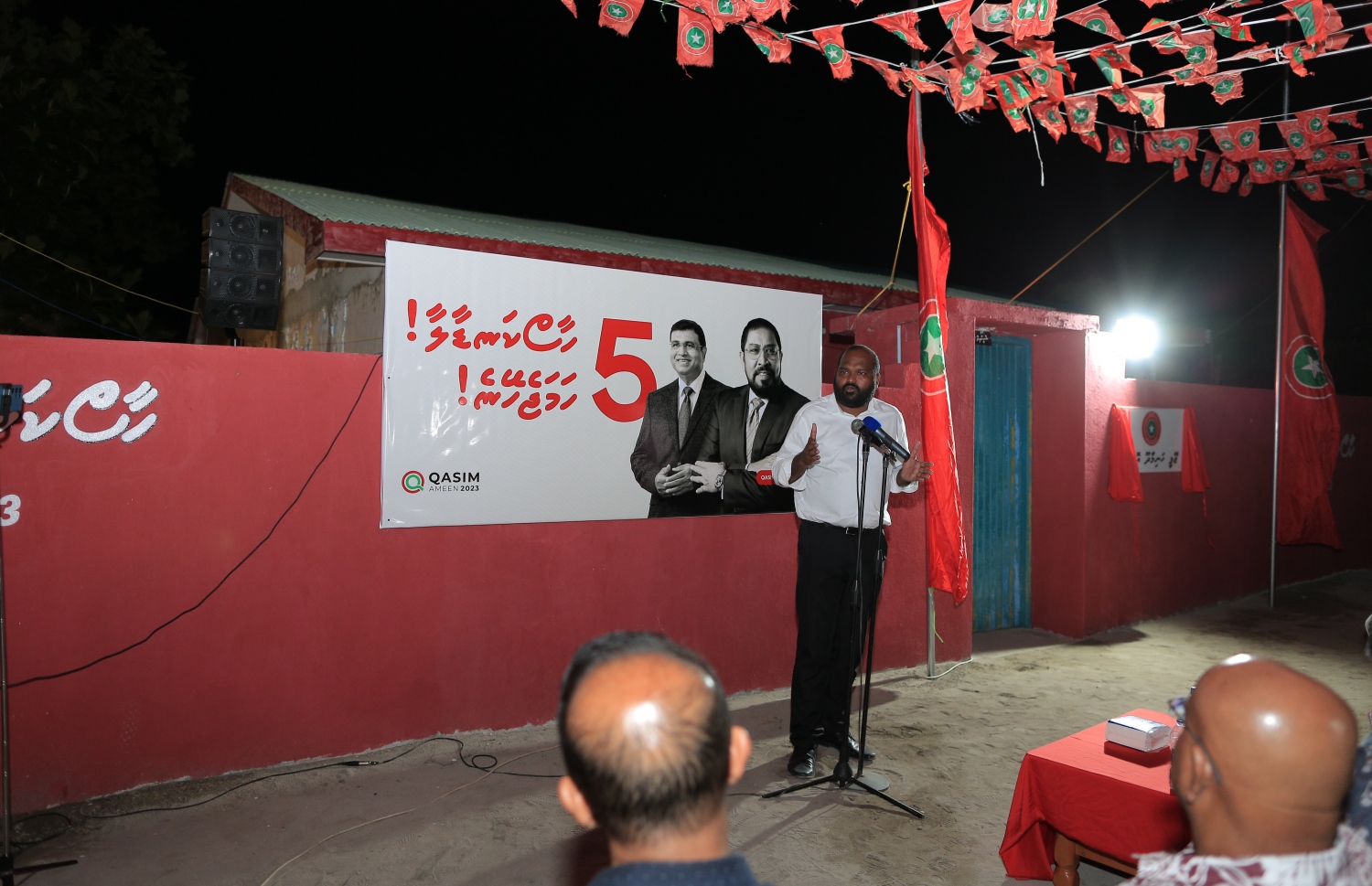 ހދ. ހަނިމާދޫގައި ޖުމްހޫރީ ޕާޓީގެ އޮފީހެއް ހުޅުއްވުގެ ހަފުލާގައި އެ ޕާޓީގެ ލީޑަރު އަދި ރިޔާސީ ކެންޑިޑޭޓް ގާސިމްގެ އިންތިހާބީ އެޖެންޓް ކުރީގެ މިނިސްޓަރު އަލީ ވަހީދު ވާހަކަ ދައްކަވަނީ.