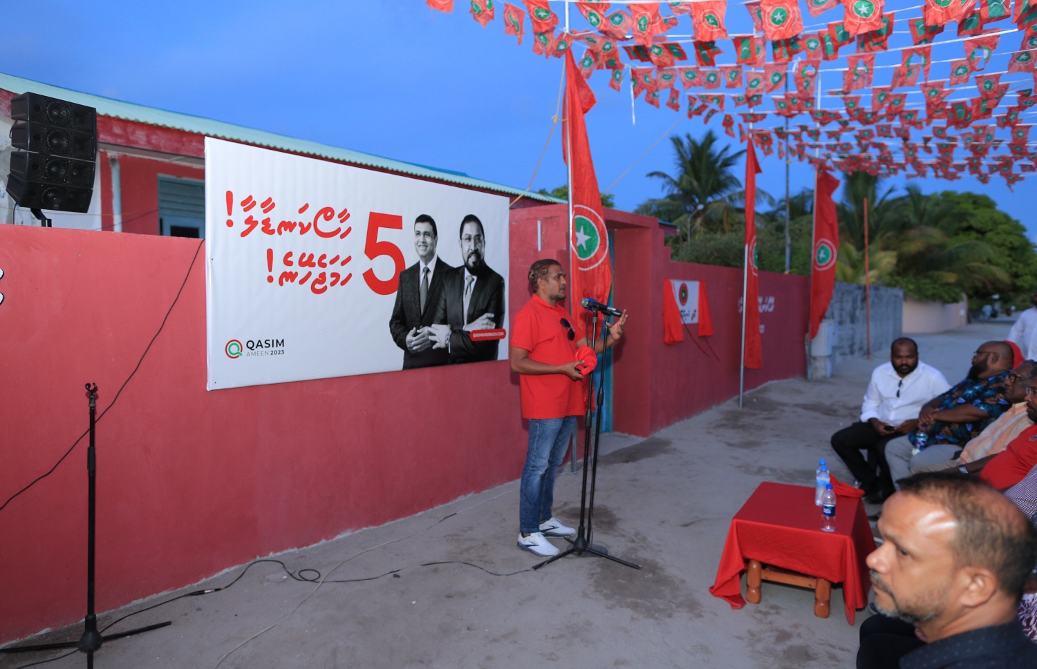 ހދ. ހަނިމާދޫގައި ޖުމްހޫރީ ޕާޓީގެ އޮފީހެއް ހުޅުއްވުގެ ހަފުލާގައި އެ ޕާޓީގެ ލީޑަރު އަދި ރިޔާސީ ކެންޑިޑޭޓް ގާސިމްގެ އެޑްވައިޒަރު އަހުމަދު ނިހާން ވާހަކަ ދައްކަވަނީ.