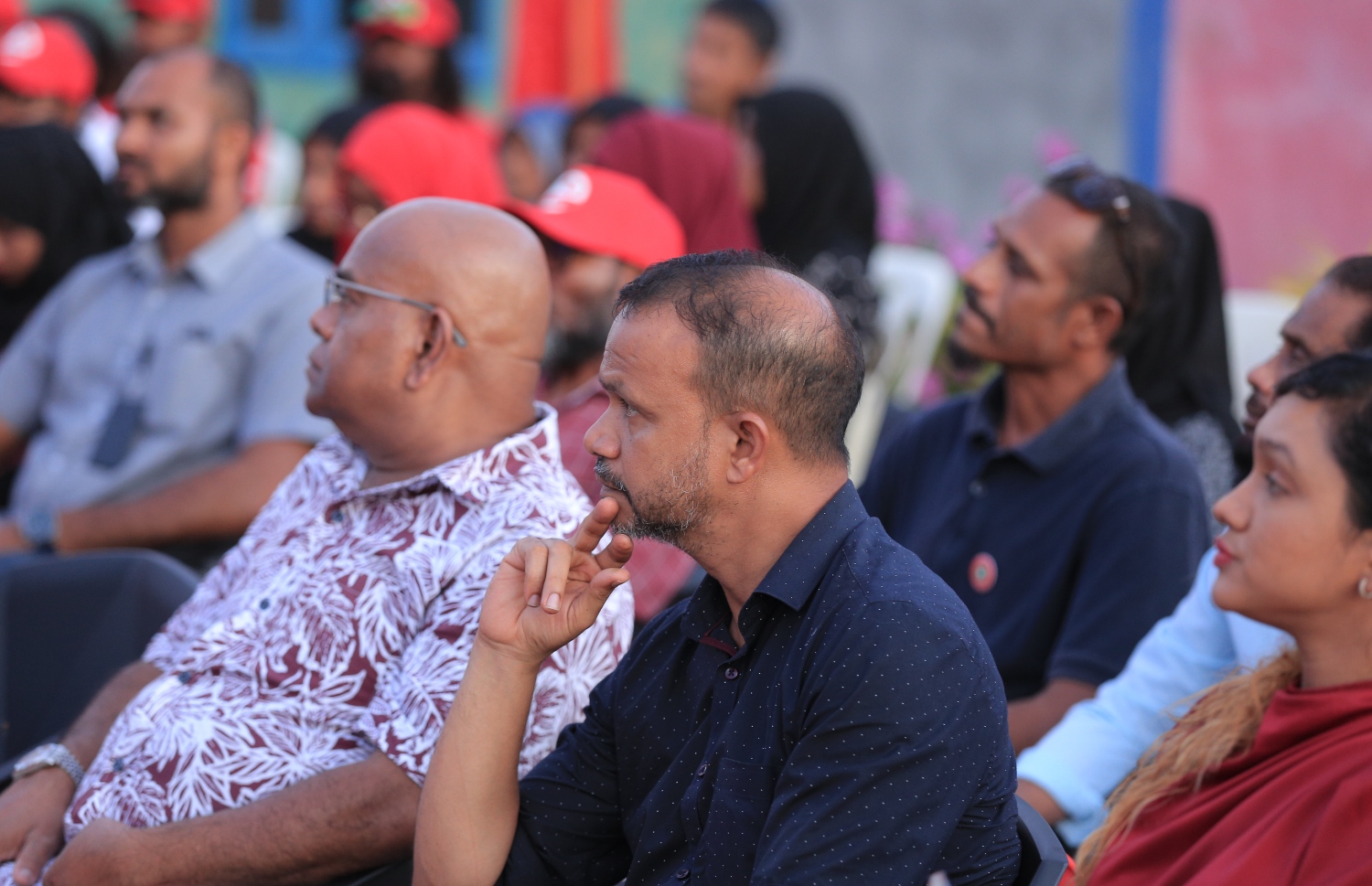 ޖުމްހޫރީ ޕާޓީގެ ރިޔާސީ ކެންޑިޑޭޓް ގާސިމް އިބްރާހިމް ކެމްޕެއިނަށް ހދ. އާއި ށ. އަތޮޅުގެ ބައެއް ރަށްރަށަށް އިއްޔެ ފެއްޓެވި ދަތުރުގައި ބޭއްވި ޖަލްސާއެއްގައި ކެންދޫ ދާއިރާގެ މެމްބަރު އަލީ ހުސައިން ބައިވެރިވެވަޑައިގަންނަވަނީ.