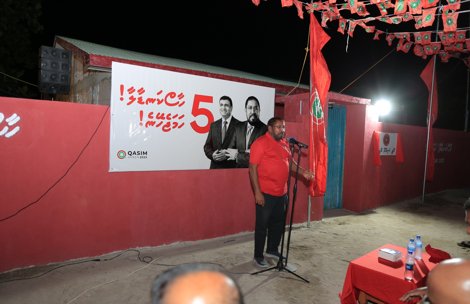 ހދ. ހަނިމާދޫގައި ޖުމްހޫރީ ޕާޓީގެ އޮފީހެއް ހުޅުއްވައި ދެއްވުމަށް ފަހު، އެ ޕާޓީގެ ރިޔާސީ ކެންޑިޑޭޓް އަދި ލީޑަރު ގާސިމް އިބްރާހިމް ސަޕޯޓަރުންނާ ވާހަކަ ދައްކަވަނީ.