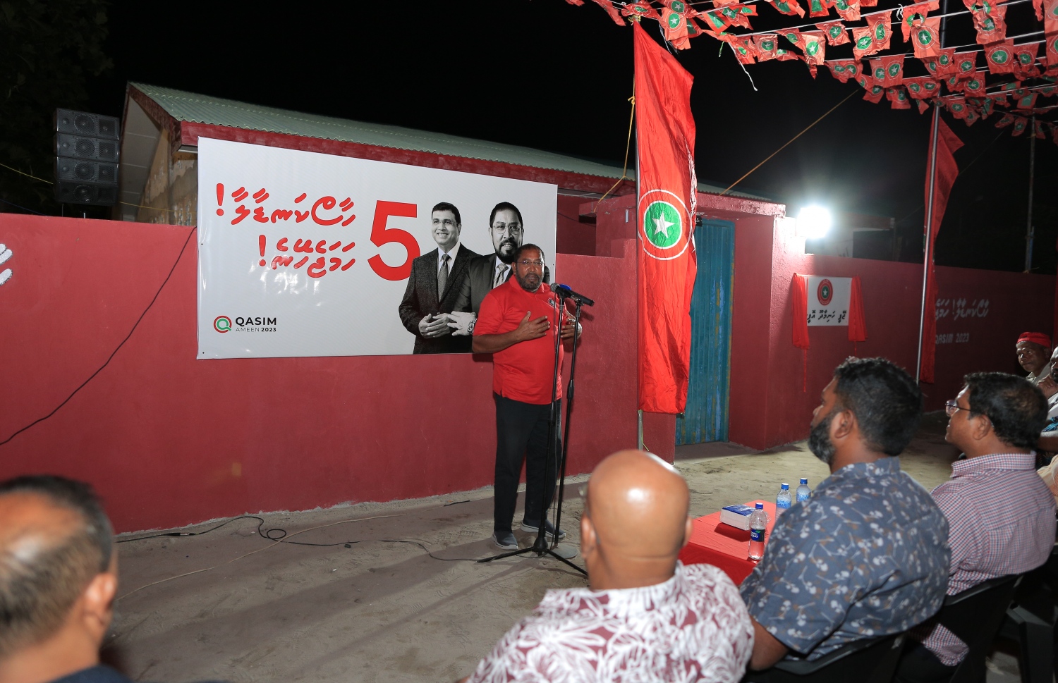 ހދ. ހަނިމާދޫގައި ޖުމްހޫރީ ޕާޓީގެ އޮފީހެއް ހުޅުއްވައި ދެއްވުމަށް ފަހު، އެ ޕާޓީގެ ރިޔާސީ ކެންޑިޑޭޓް އަދި ލީޑަރު ގާސިމް އިބްރާހިމް ވާހަކަ ދައްކަވަނީ: ރޭ ވަނީ ކުޅުދުއްފުށީގައި ބޮޑު ޖަލްސާއެއް ބާއްވާފައި.