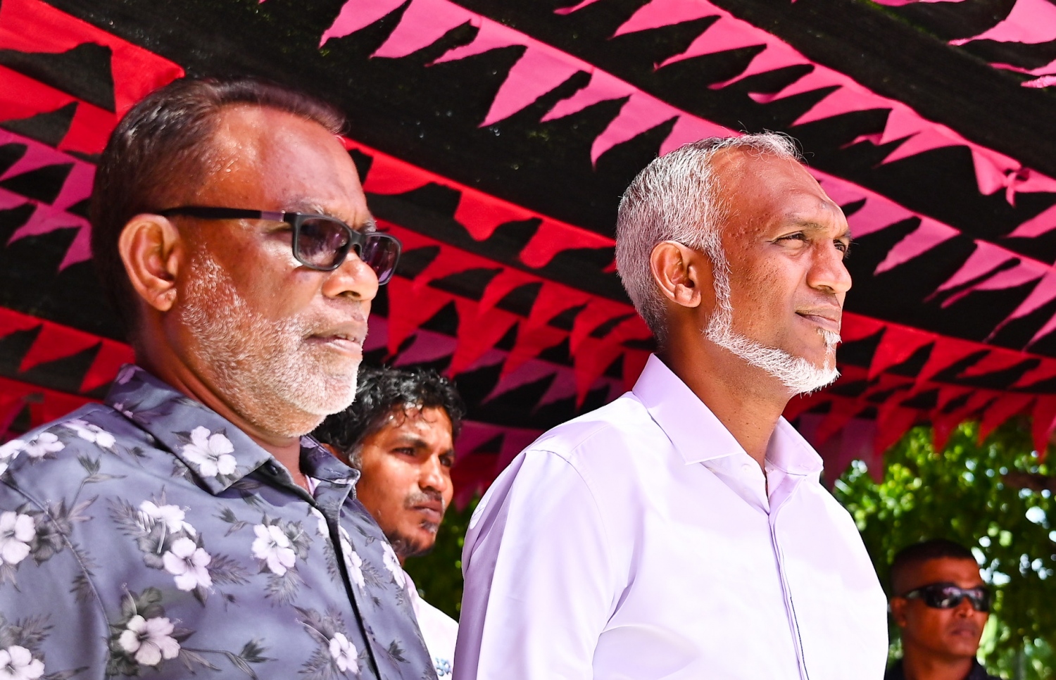 ޕީއެންސީގެ ރިޔާސީ ކެންޑިޑޭޓް ޑރ. މުހައްމަދު މުއިއްޒާއި ޕީއެންސީގެ ރައީސް އަބްދުއްރަހީމް އަބްދުﷲ-- ފޮޓޯ: ނިޝާން އަލީ / މިހާރު