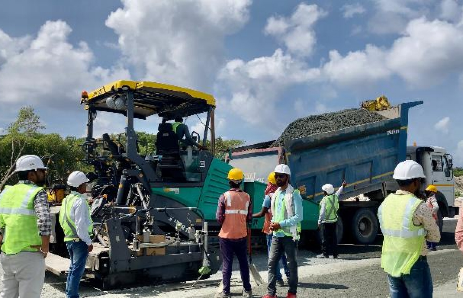 ރަންވޭގައި ތާރު އެޅުމުގެ މަސައްކަތް ކުރަނީ. ރަންވޭގެ ދެ ކޮޅުން އަންނަނީ މަސައްކަތްތައް ކުރަމުން-- ފޮޓޯ: މިހާރު