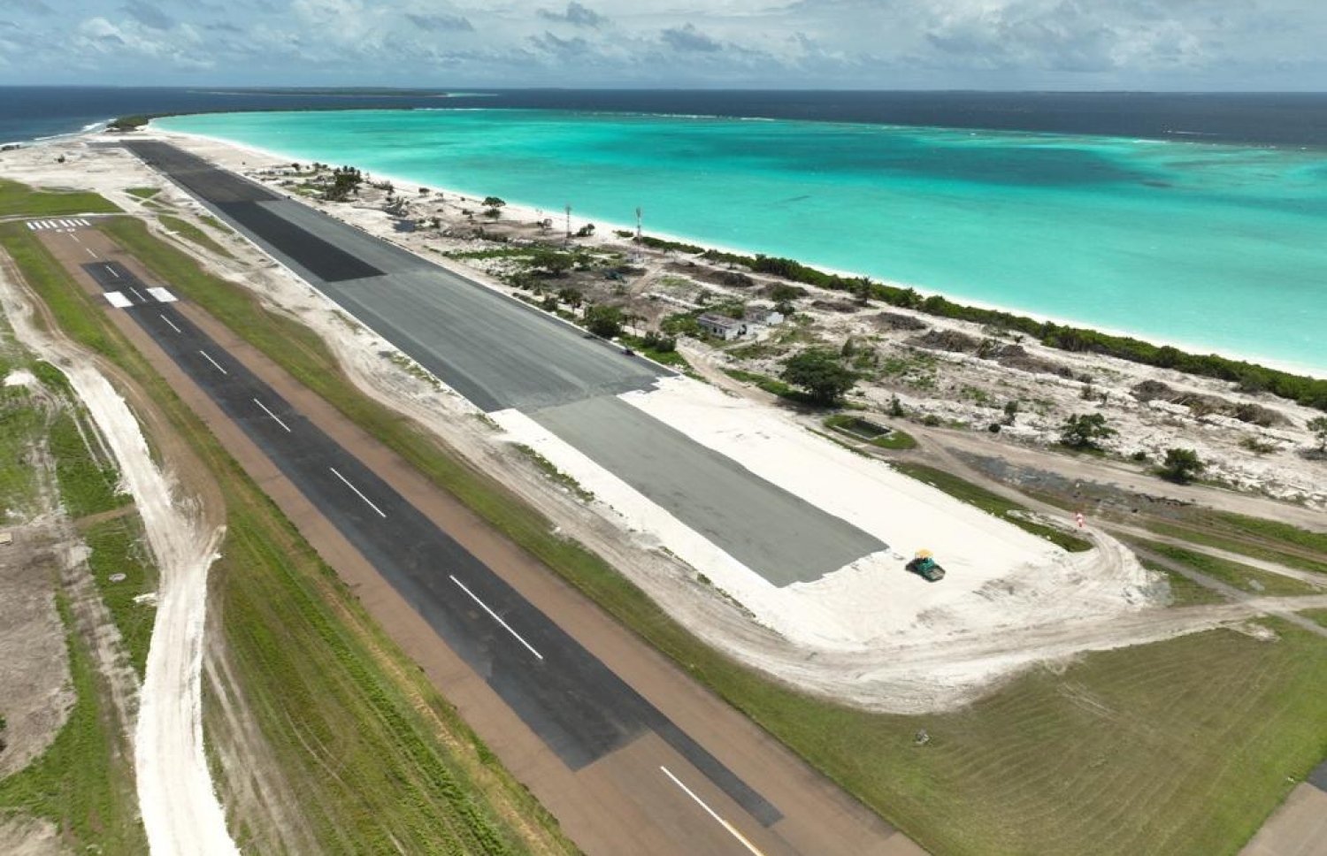 ހަނިމާދޫ އެއާޕޯޓުގެ އާ ރަންވޭ. އެ ރަންވޭގެ މަސައްކަތުގެ ބޮޑުބައި ވަނީ ނިމިފައި. އަންނަ މަހު ރަންވޭގެ ބައެއް ބޭނުން ކުރަން ފަށާނެ-- ފޮޓޯ: އާރްއޭސީއެލް