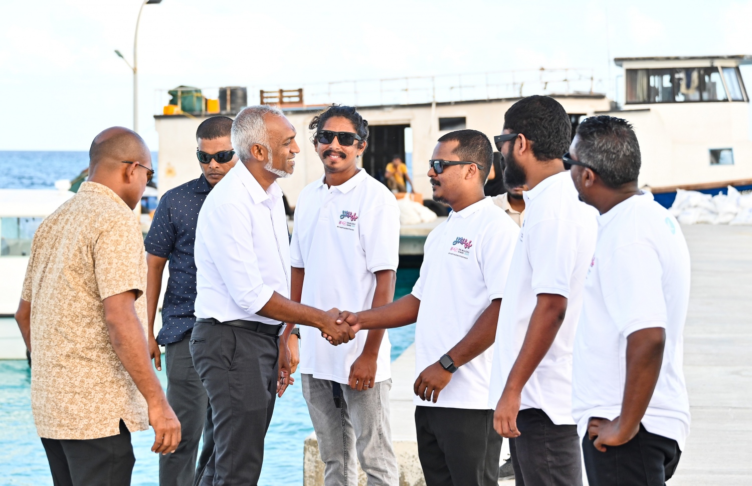 ޕީޕީއެމް/ޕީއެންސީގެ ރިޔާސީ ކެންޑިޑޭޓް ޑރ. މުހައްމަދު މުއިއްޒު ވ. ފުލިދުއަށް ވަޑައިގަތުމުން އެ ރަށުން މަރުހަބާ ކިޔަން ތިބި މީހުންނާ އޭނާ ސަލާންކުރައްވަނީ.-- ފޮޓޯ: ނިޝާން އަލީ | މިހާރު