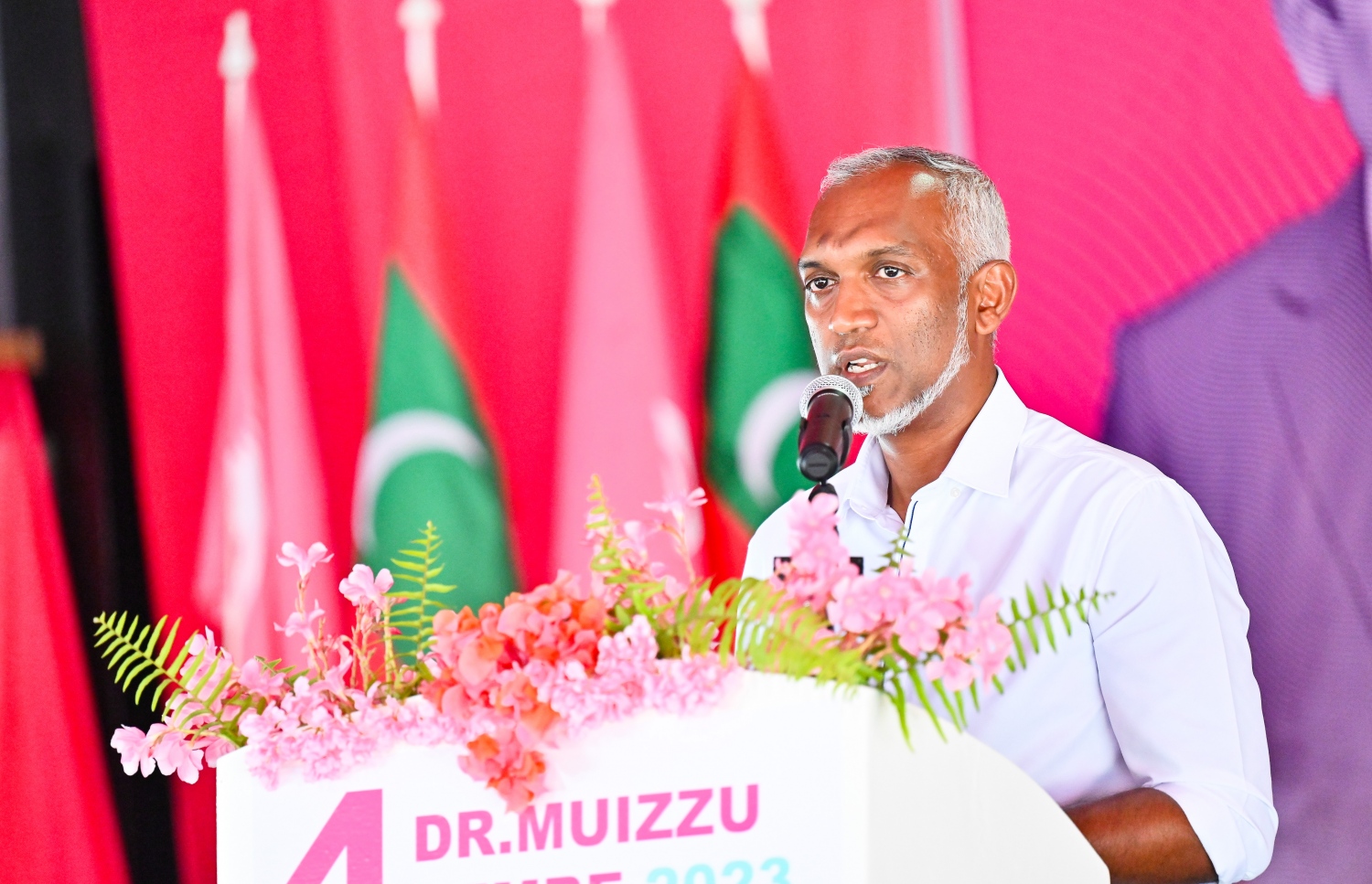 ޕީޕީއެމް/ޕީއެންސީގެ ރިޔާސީ ކެންޑިޑޭޓް ޑރ. މުހައްމަދު މުއިއްޒުގެ ކެމްޕެއިނަށް ވ. ފުލިދޫގައި ބޭއްވި ޖަލްސާގައި އޭނާ ވާހަކަދައްކަވަނީ.-- ފޮޓޯ: ނިޝާން އަލީ | މިހާރު