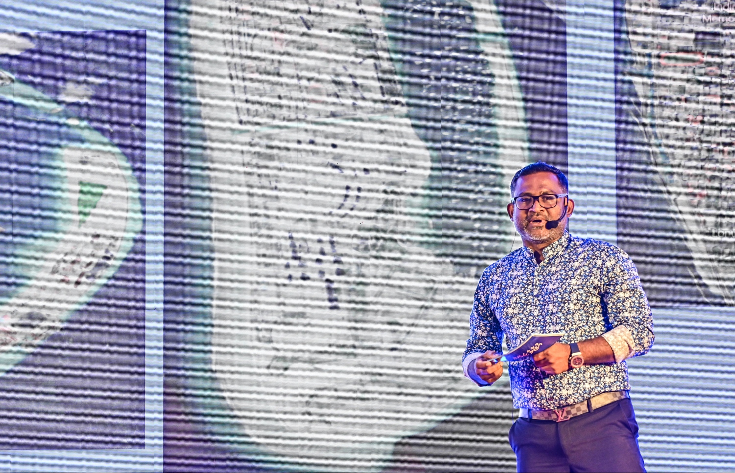 "އުޖާލާ ޒަމާން"ގެ ނަމުގައި އެމްއެންޕީގެ ކެންޑިޑޭޓް ނާޒިމްގެ ގްރޭޓަ މާލޭގެ ތަރައްގީގެ ސިޔާސަތު ހިމެނޭ ޕްރެޒެންޓޭޝަނެއް އެ ޕާޓީގެ ނައިބު ރައީސް ހުސެއިން އިސްމާއިލް ހުށަހަޅުއްވައި ދެއްވަނީ.--- ފޮޓޯ: ފަޔާޒު މޫސާ | މިހާރު