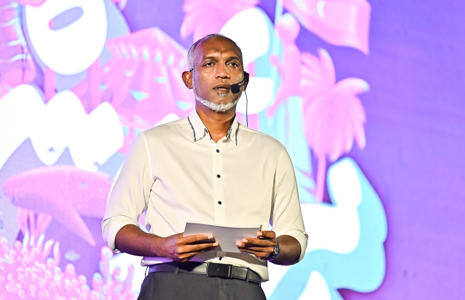 މުއިއްޒުގެ މެނިފެސްޓޯގައި ހިމެނޭ ގޯތިގެދޮރުގެ ސިޔާސަތު އޭނާ ރޭ ހާމަކުރައްވަނީ.---ފޮޓޯ: ފަޔާޒު މޫސާ| މިހާރު