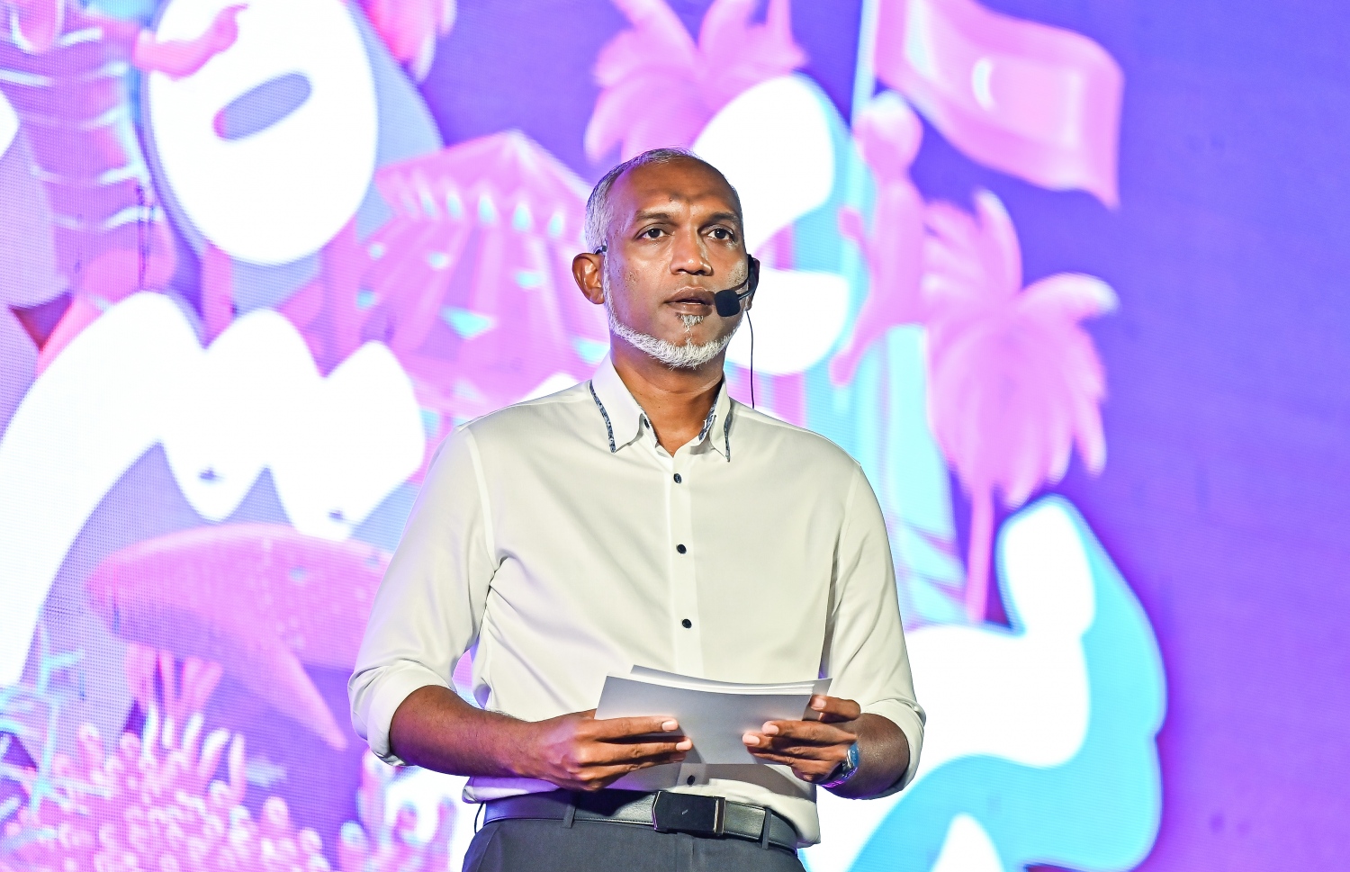 ބޯހިޔާވަހިކަމުގެ މެނިފެސްޓޯ އިއުލާންކުރަން ހުޅުމާލޭ ދެވަނަ ފޭސްގައި ބޭއްވި ޖަލްސާގައި ޕީޕީއެމް/ޕީއެންސީގެ ރިޔާސީ ކެންޑިޑޭޓް ޑރ. މުހައްމަދު މުއިއްޒު ވާހަކަދައްކަވަނީ.-- ފޮޓޯ: ފަޔާޒު މޫސާ | މިހާރު