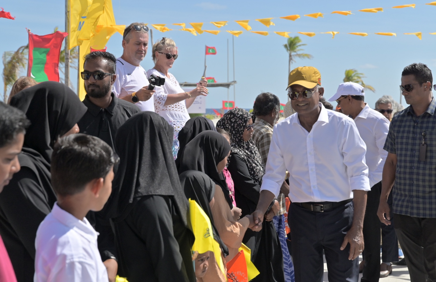 ރިޔާސީ އިންތިހާބުގެ ކެމްޕެއިނަށް ރައީސް އިބްރާހިމް މުހައްމަދު ސޯލިހު ބ. އަތޮޅަށް ފެއްޓެވި ދަތުރުފުޅުގައި، މި އަތޮޅުގެ ފުރަތަމަ ރަށް، ފެހެންދުއަށް ވަޑައިގަތުމުން އެ މަނިކުފާނަަށް މަރުހަބާ ކިޔަނީ.-- ފޮޓޯ: އެމްޑީޕީ