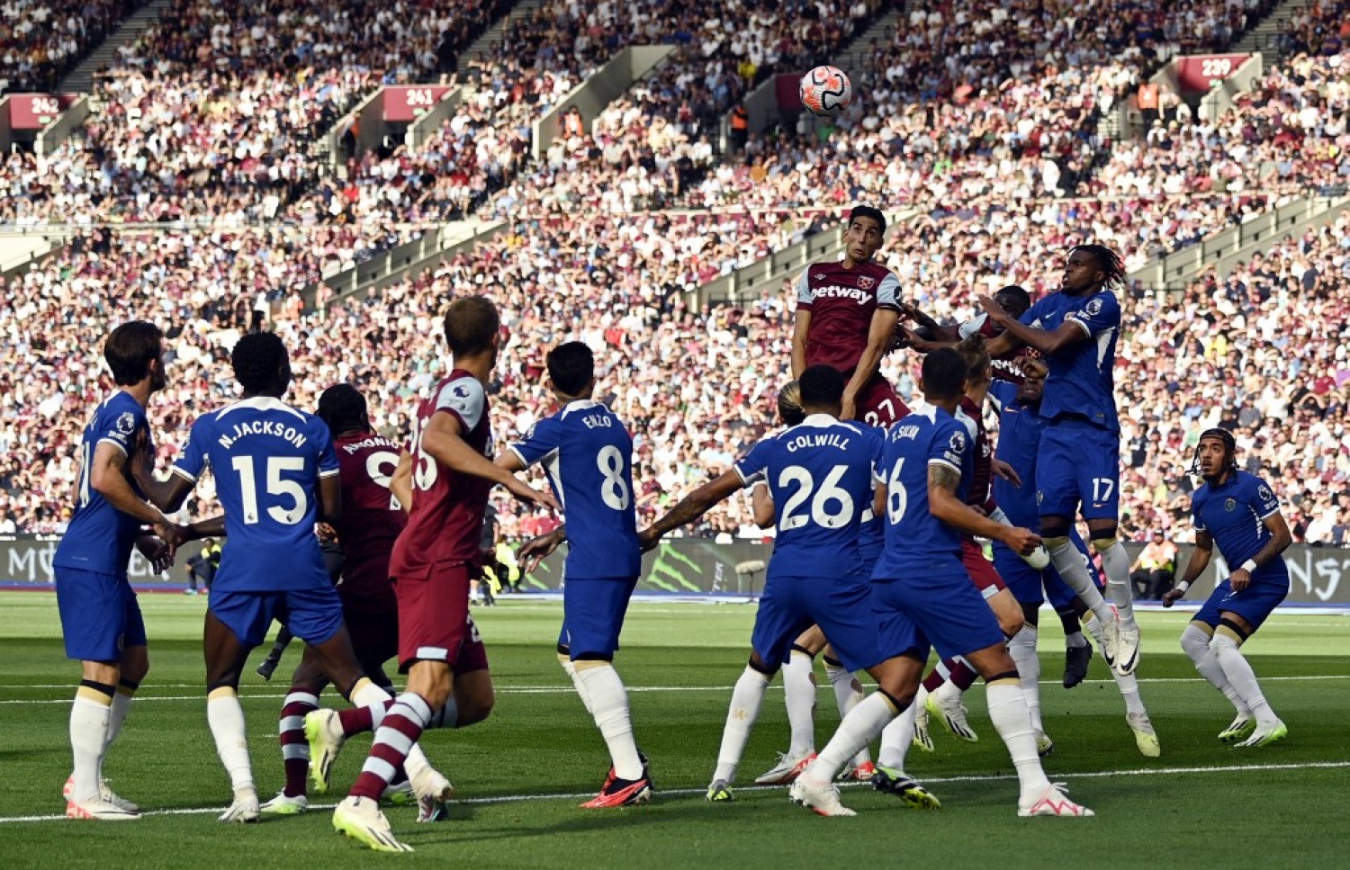 އައުގާޑް، ވެސްޓް ހޭމަށް ލީޑު ނަގައިދިން ގޯލު ޖަހަނީ.-- ފޮޓޯ: އޭއެފްޕީ