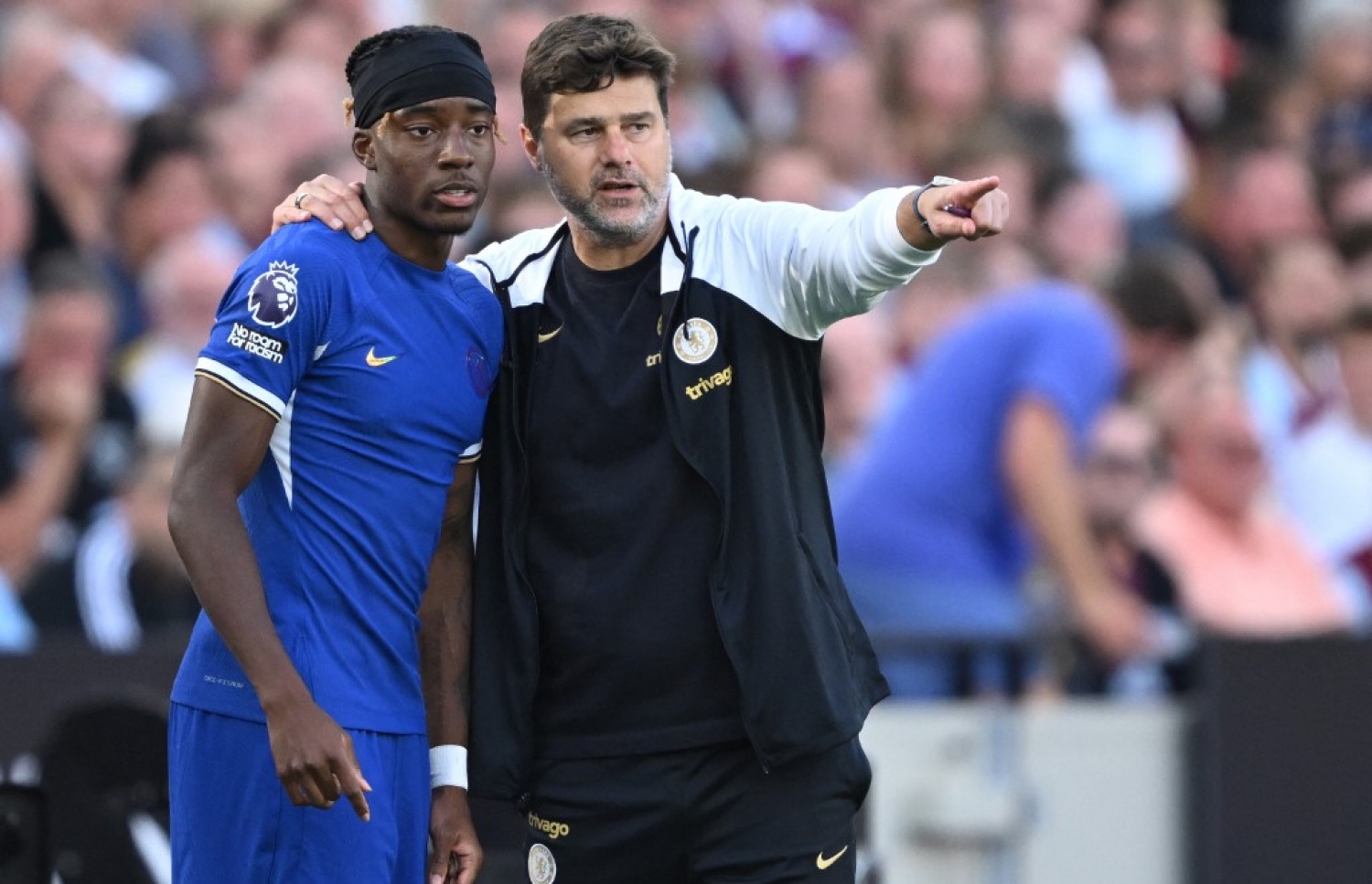 ޕޮޗެޓީނޯ، މަޑުއެކޭ ކުޅެން އެރުވުމުގެ ކުރިން އޭނާއަށް އިރުޝާދު ދެނީ.-- ފޮޓޯ: އޭއެފްޕީ