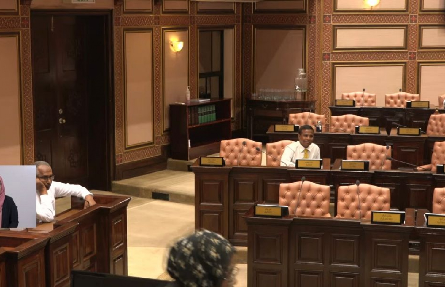 މަޖިލީހުން ނެރުމަށް ނަން އިއްވުމުން މެންބަރުން ވަނީ އެކަމަށް ދެކޮޅު ހައްދަވައި ވަޒީރުންގެ ގޮނޑިކޮޅުގައި އިށީންނަވާފައި---