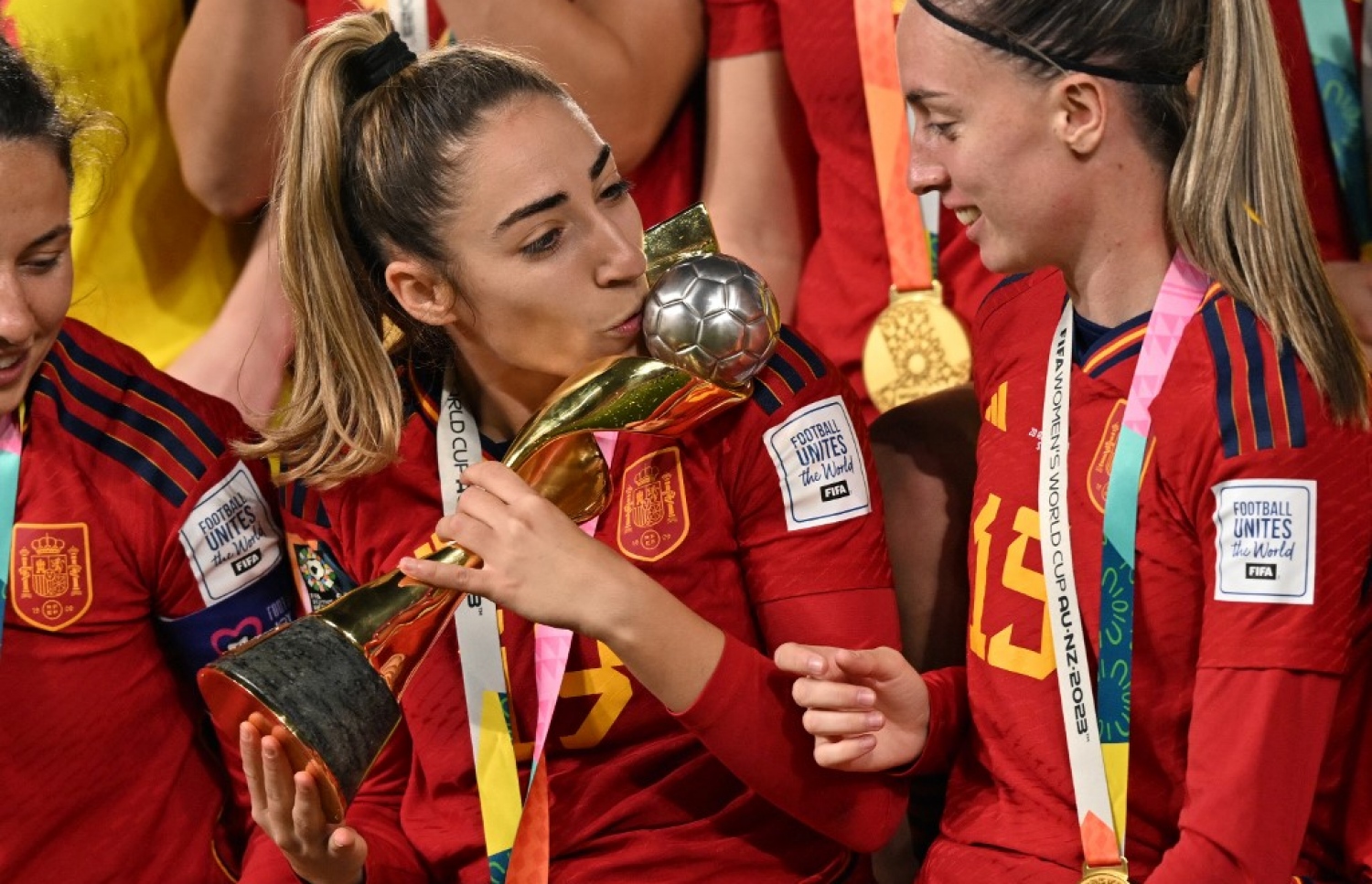 ކާމޮނާ ސްޕެއިން ޓީމާ އެކު ވޯލްޑް ކަޕް ތަށި އުފުލާލަނީ.-- ފޮޓޯ: އޭއެފްޕީ