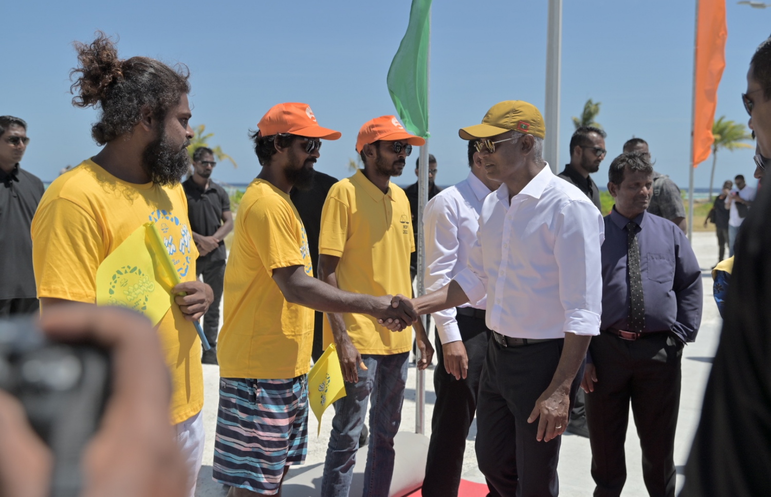 ރައީސް އިބްރާހިމް މުހައްމަދު ސޯލިހް މިއަދު ބ. އަތޮޅަށް ކުރައްވާ ދަތުރުފުޅުގައި ސަޕޯޓަރުންގެ ބަޔަކާ ސަލާންކުރައްވަނީ -- ފޮޓޯ: އެމްޑީޕީ
