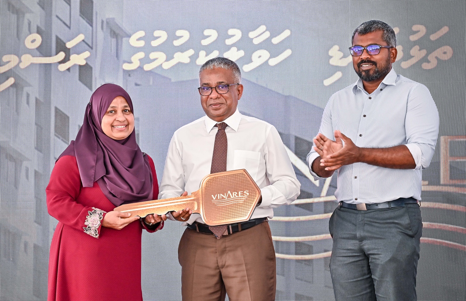 އަކްރަމް ކަމާލުއްދީން ގުޅިފަޅުން ފްލެޓް ލިބުނު ފަރާތްތަކަށް ރަމްޒީގޮތުން ތަޅުގަނޑި ހަވާލު ކުރަނީ-- ފޮޓޯ: ފަޔާޒް މޫސާ / މިހާރު