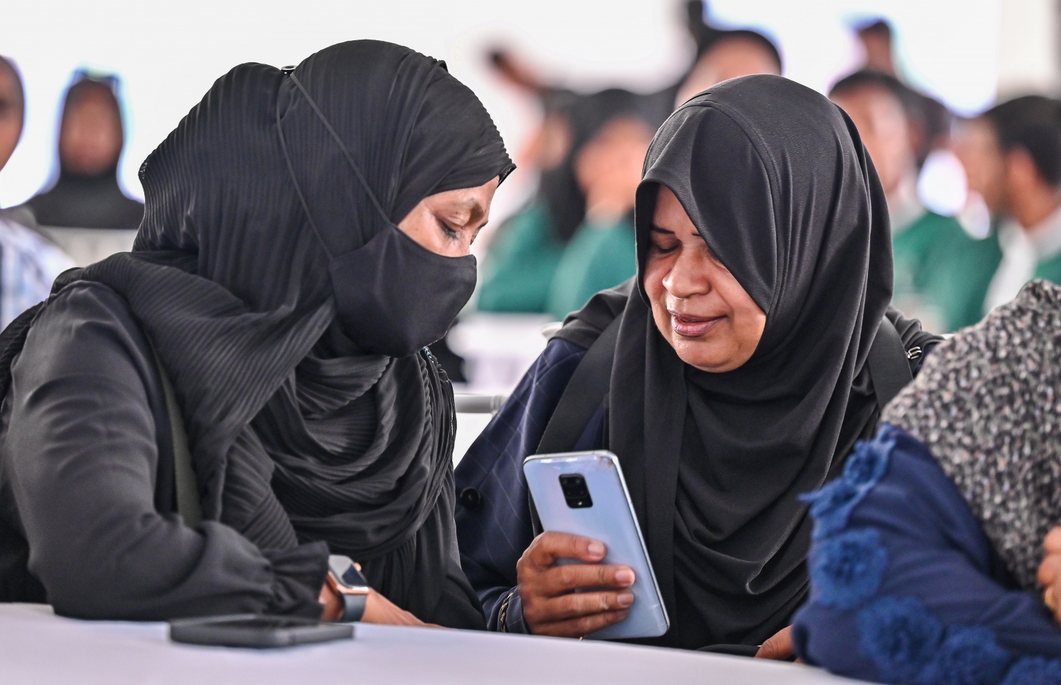 ވިނަރެސް އިން ފްލެޓް ލިބި ބައެއް މީހުން. ސަރުކާރުން ވަނީ ވިނަރެސް ފްލެޓްތަކުގެ ގޮތުގައި 1،344 ފްލެޓް އަޅާފައި-- ފޮޓޯ: ފަޔާޒް މޫސާ / މިހާރު