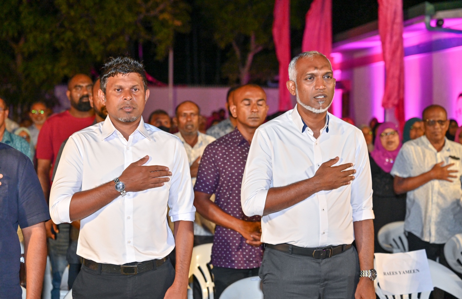 ޕީޕީއެމް/ޕީއެންސީގެ ރިޔާސީ ކެންޑިޑޭޓް ޑރ. މުހައްމަދު މުއިއްޒުގެ ކެމްޕެއިނަށް ސ. ހިތަދޫގައި ބޭއްވި ޖަލްސާގައި ރަނިންމޭޓް ހުސައިން މުހައްމަދު ލަތީފާ އެކު، ގައުމީ ސަލާމުގައި ބައިވެރިވެވަޑައިގަންނަވަނީ.--- ފޮޓޯ: ނިޝާން އަލީ | މިހާރު