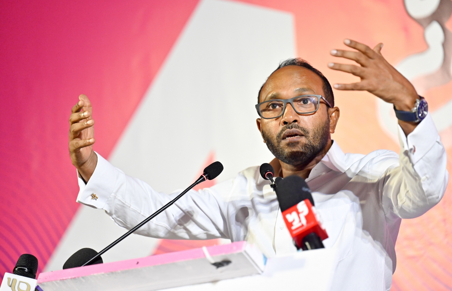 ޕީޕީއެމް/ޕީއެންސީގެ ރިޔާސީ ކެންޑިޑޭޓް ޑރ. މުހައްމަދު މުއިއްޒު ކެމްޕެއިނަށް ސ. ހިތަދޫގައި ބޭއްވި ޖަލްސާގައި ކުރީގެ ނައިބު ރައީސް ޑރ. ޖަމީލް ވާހަކަ ދައްކަވަނީ.--- ފޮޓޯ: ނިޝާން އަލީ | މިހާރު