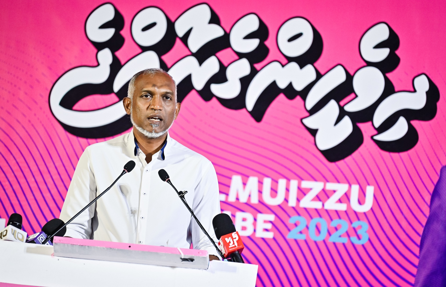 ޕީޕީއެމް/ޕީއެންސީގެ ރިޔާސީ ކެންޑިޑޭޓް ޑރ. މުހައްމަދު މުއިއްޒު ކެމްޕެއިނަށް ސ. ހިތަދޫގައި ބޭއްވި ޖަލްސާގައި ވާހަކަ ދައްކަވަނީ.--- ފޮޓޯ: ނިޝާން އަލީ | މިހާރު