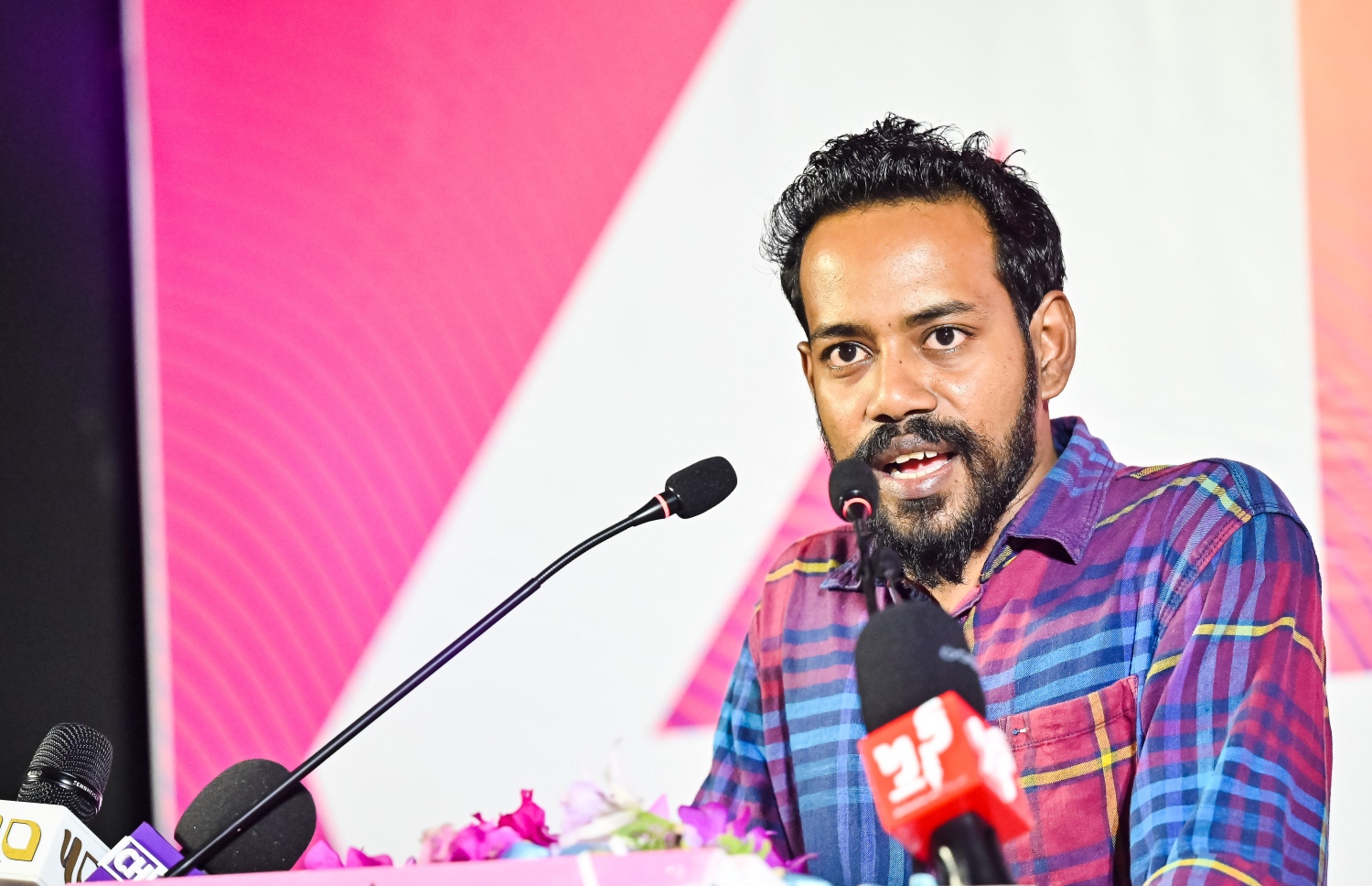 ރިޔާސީ ކެންޑިޑޭޓް ޑރ. މުހައްމަދު މުއިއްޒުގެ ކެމްޕެއިނަށް ސ. ހިތަދޫގައި ބޭއްވި ޖަލްސާގައި ޒުވާނަކު ވާހަކަ ދައްކަވަނީ.-- ފޮޓޯ: ނިޝާން އަލީ | މިހާރު