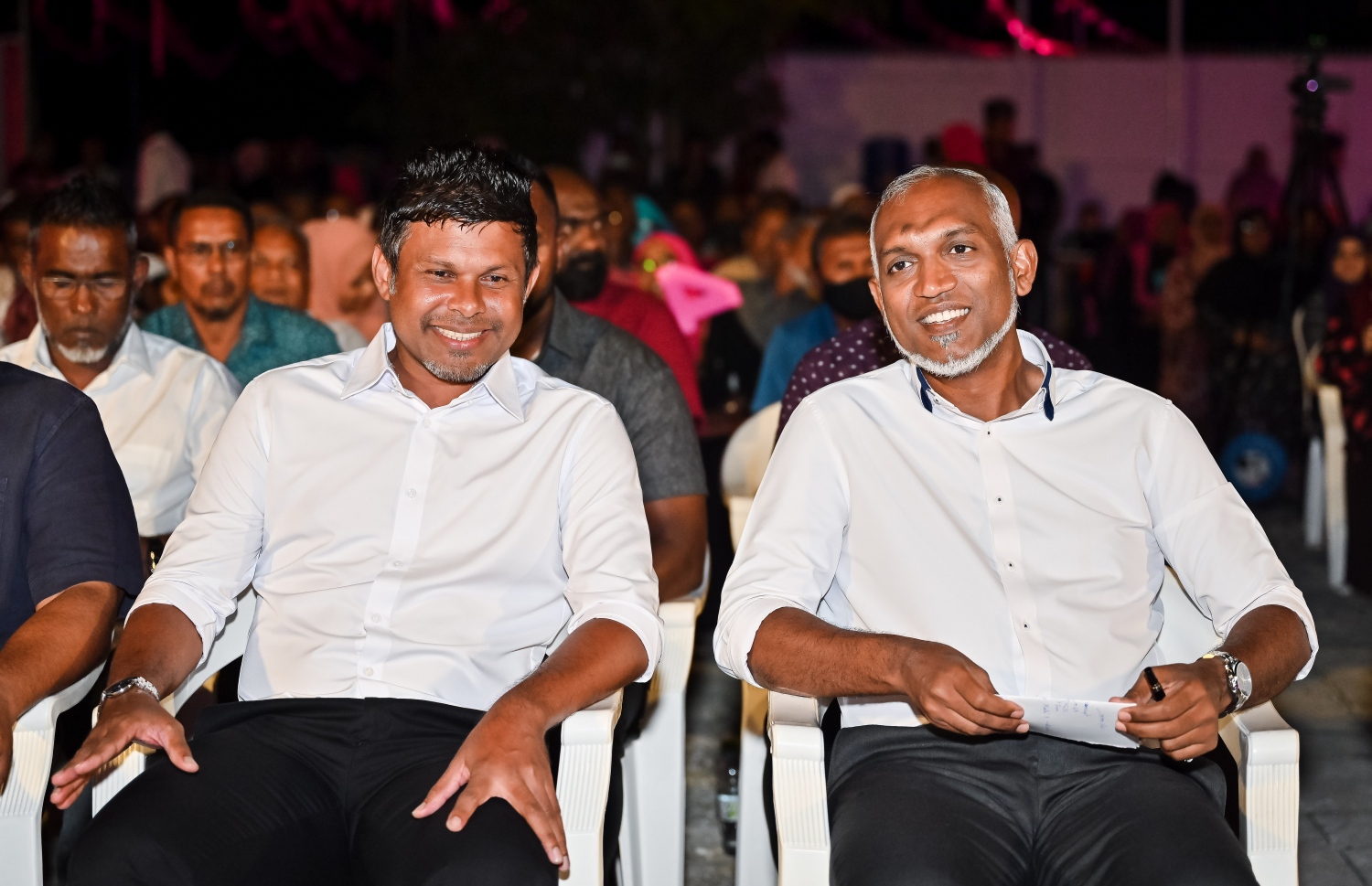 ޕީޕީއެމް/ޕީއެންސީގެ ރިޔާސީ ކެންޑިޑޭޓް ޑރ. މުހައްމަދު މުއިއްޒުގެ ކެމްޕެއިނަށް ސ. ހިތަދޫގައި ބޭއްވި ޖަލްސާގައި ރަނިންމޭޓް ހުސައިން މުހައްމަދު ލަތީފާ އެކު މަޝްވަރާ ކުރައްވަނީ.-- ފޮޓޯ: ނިޝާން އަލީ | މިހާރު