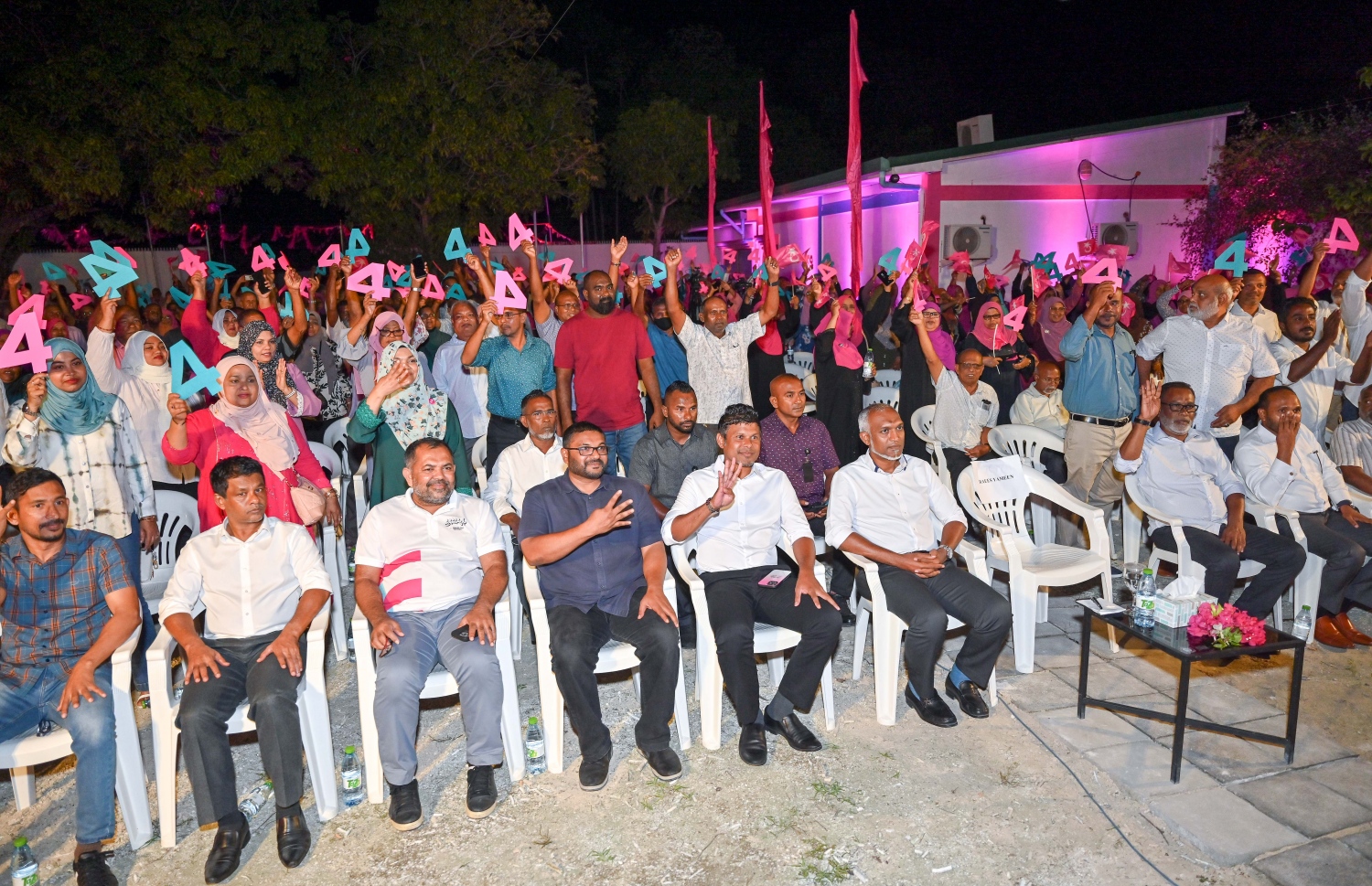 ރިޔާސީ ކެންޑިޑޭޓް ޑރ. މުހައްމަދު މުއިއްޒުގެ ކެމްޕެއިނަށް ސ. ހިތަދޫގައި ބޭއްވި ޖަލްސާ.-- ފޮޓޯ: ނިޝާން އަލީ | މިހާރު
