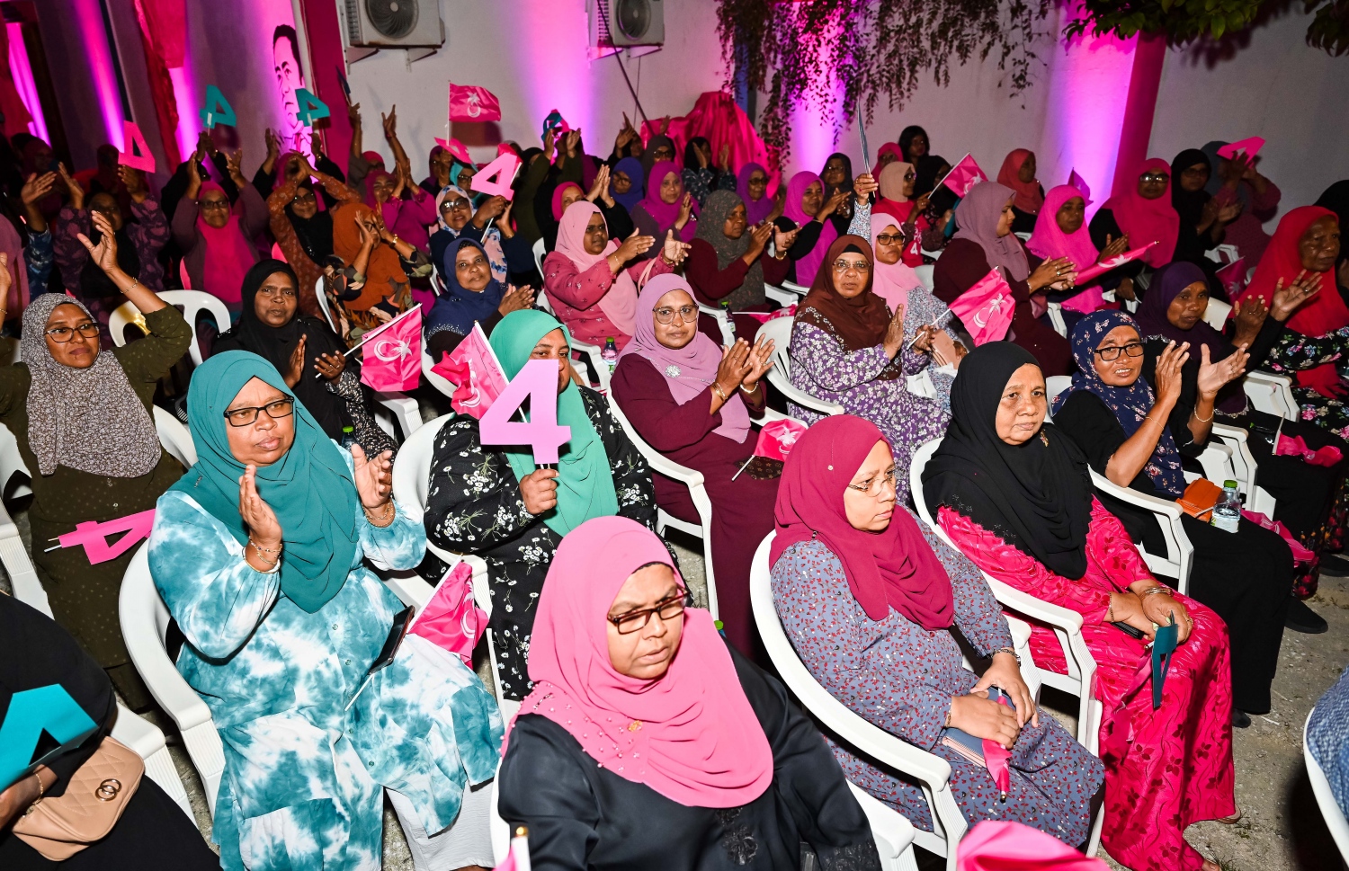 ރިޔާސީ ކެންޑިޑޭޓް ޑރ. މުހައްމަދު މުއިއްޒުގެ ކެމްޕެއިނަށް ސ. ހިތަދޫގައި ބޭއްވި ޖަލްސާގައި ޕީޕީއެމް/ޕީއެންސީގެ ސަޕޯޓަރުން ބައިވެރިވަނީ.-- ފޮޓޯ: ނިޝާން އަލީ | މިހާރު