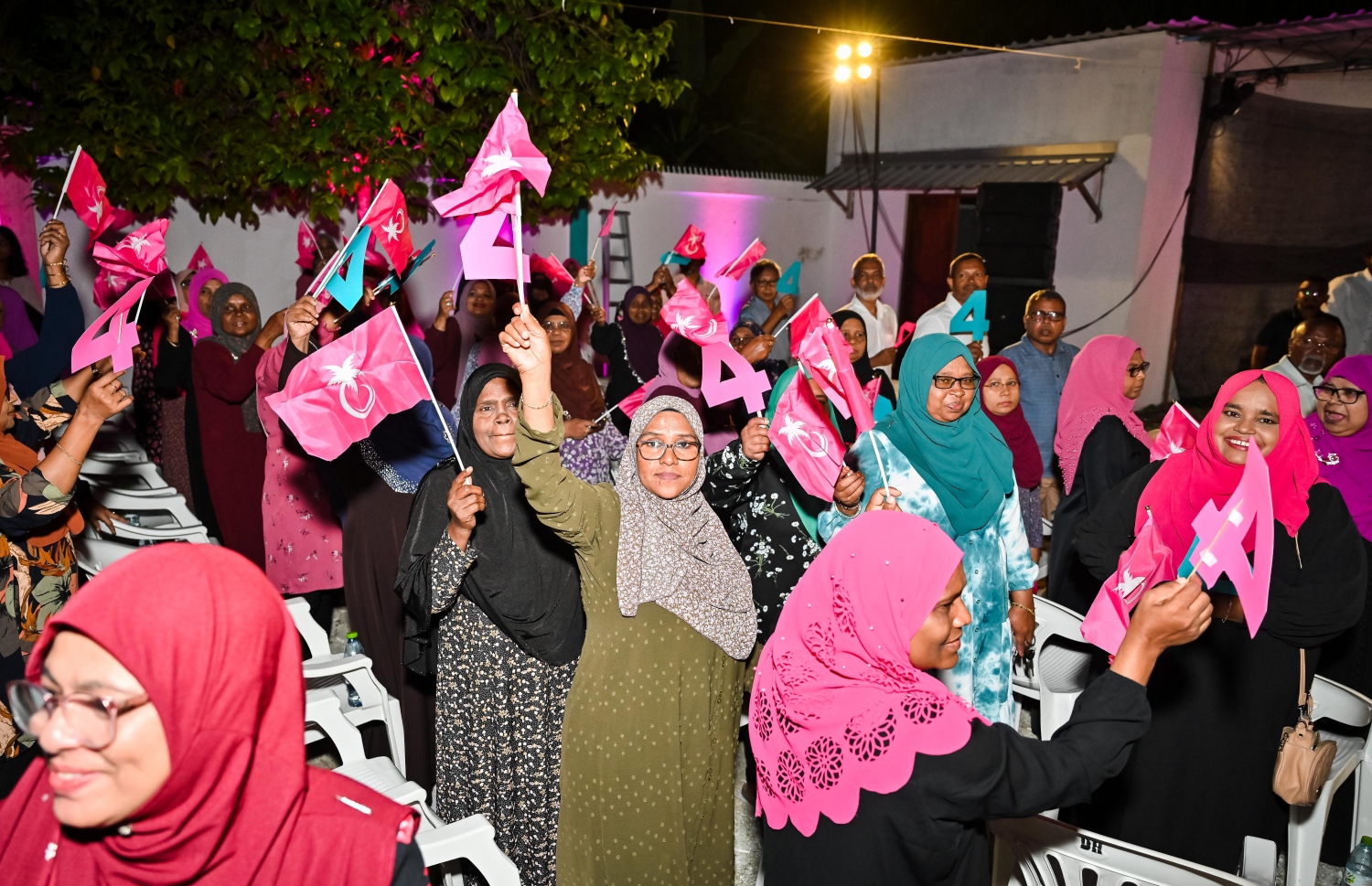 ރިޔާސީ ކެންޑިޑޭޓް ޑރ. މުހައްމަދު މުއިއްޒުގެ ކެމްޕެއިނަށް ސ. ހިތަދޫގައި ބޭއްވި ޖަލްސާގައި ޕީޕީއެމް/ޕީއެންސީގެ ސަޕޯޓަރުން ބައިވެރިވަނީ.-- ފޮޓޯ: ނިޝާން އަލީ | މިހާރު