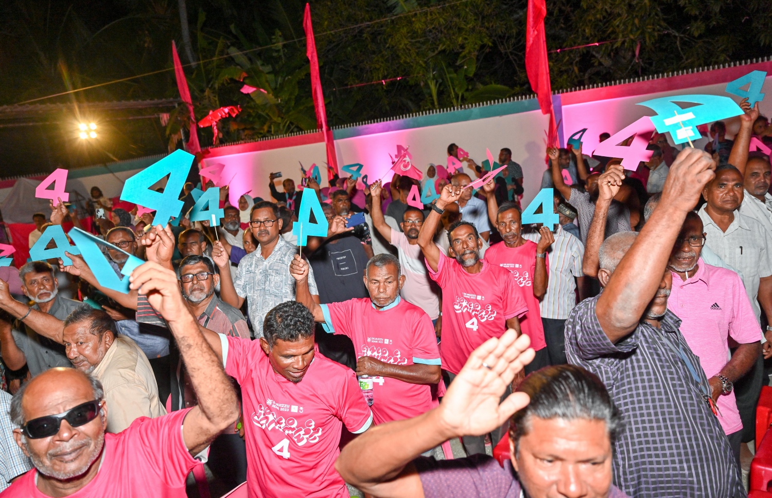ރިޔާސީ ކެންޑިޑޭޓް ޑރ. މުހައްމަދު މުއިއްޒުގެ ކެމްޕެއިނަށް ސ. ހިތަދޫގައި ބޭއްވި ޖަލްސާގައި ޕީޕީއެމް/ޕީއެންސީގެ ސަޕޯޓަރުން ބައިވެރިވަނީ.-- ފޮޓޯ: ނިޝާން އަލީ | މިހާރު